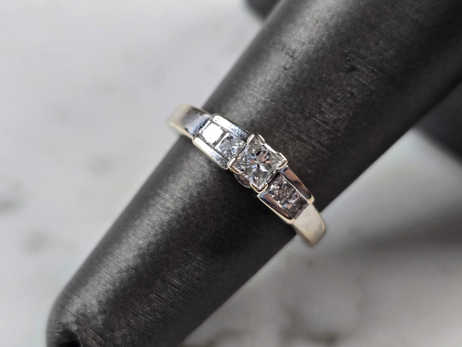 Womens Vintage Estate 14K White Gold Diamond Ring: A WOMENS VINTAGE ESTATE 14K WHITE GOLD DIAMOND RING. THE RING IS A SIZE 5.25 AND WEIGHS 3.7g. THE WIDTH OF THE RING IS 3/16". CENTER DIAMOND IS ABOUT 0.25cts SURROUNDED BY ABOUT 0.24cts. RING MAKES A 