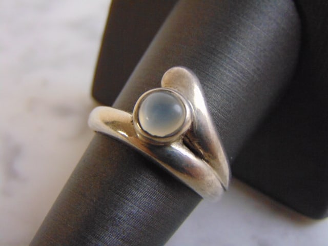 Womens Vintage Estate Sterling Silver Modernist Ring: THIS IS A STERLING SILVER MODERNIST RING. THE RING WEIGHS 5.6g AND IS A SIZE 7.75. RING IS STAMPED .925 ON THE INSIDE OF THE BAND. ANY OTHER QUESTIONS PLEASE DONT HESITATE TO ASK. BE SURE TO CHECK OUT