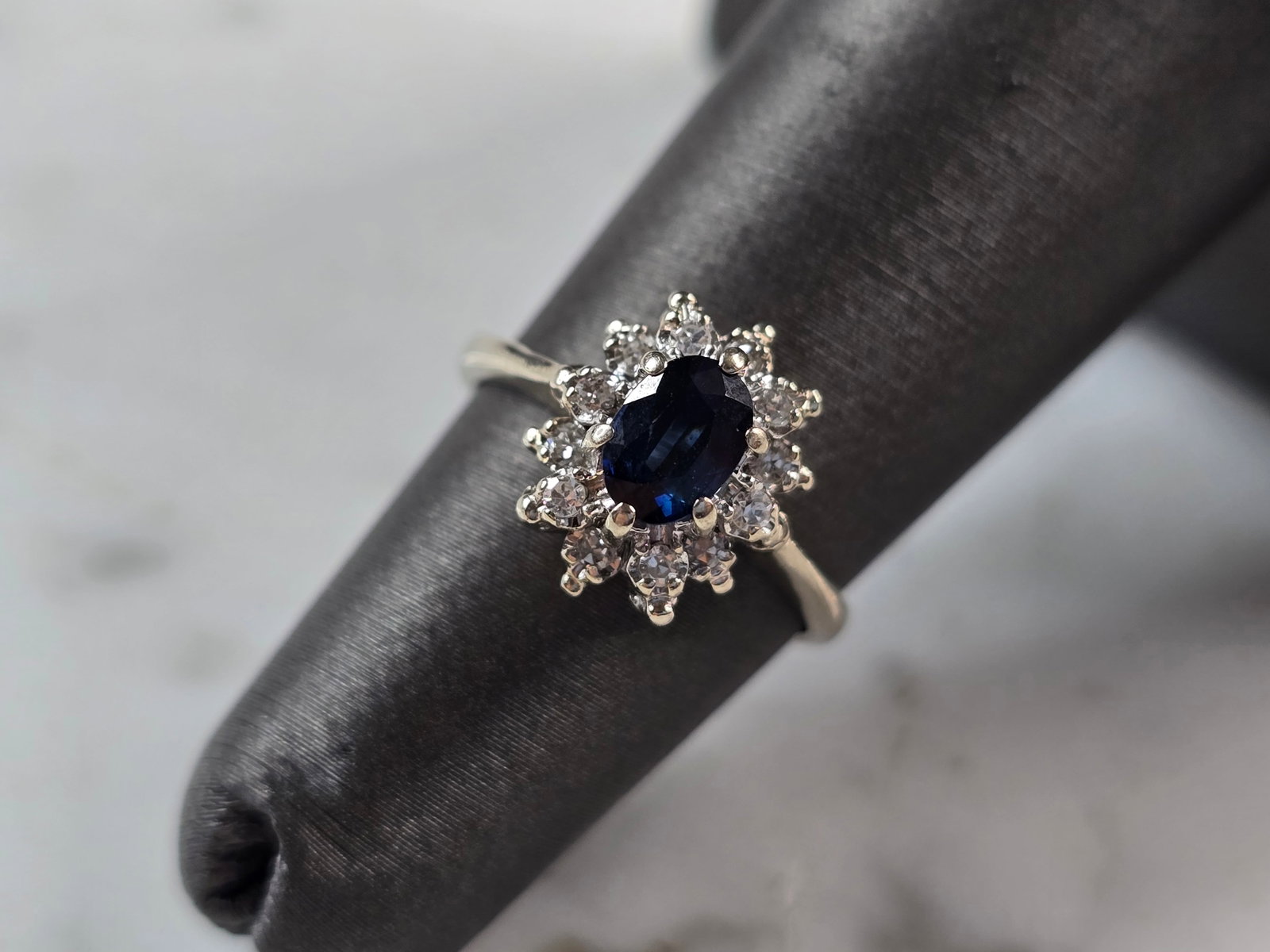 Womens Vintage Estate 14K White Gold Spinel & Diamond Ring: A WOMENS VINTAGE ESTATE 14K WHITE GOLD SPINEL & DIAMOND RING. THE RING IS A SIZE 4.5 AND WEIGHS 2.8g. THERE ARE 6 SMALL DIAMONDS IN THIS RING. THE LENGTH OF THE RING IS 3/8". THE RING MAKES A BEAUTIFU