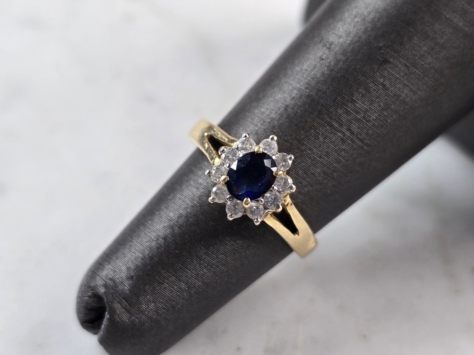 Womens Vintage Estate 14K Yellow Gold Sapphire & Diamond Ring: A WOMENS 14K YELLOW GOLD RING WITH A BLUE SAPPHIRE STONE, ACCENTED BY 10 SMALL DIAMONDS. THE RING WEIGHS 2.2g, AND IS A SIZE 4.75. THE LENGTH OF THE RING IS 5/16". SAPPHIRE IS ABOUT 0.20cts. ANY QUEST