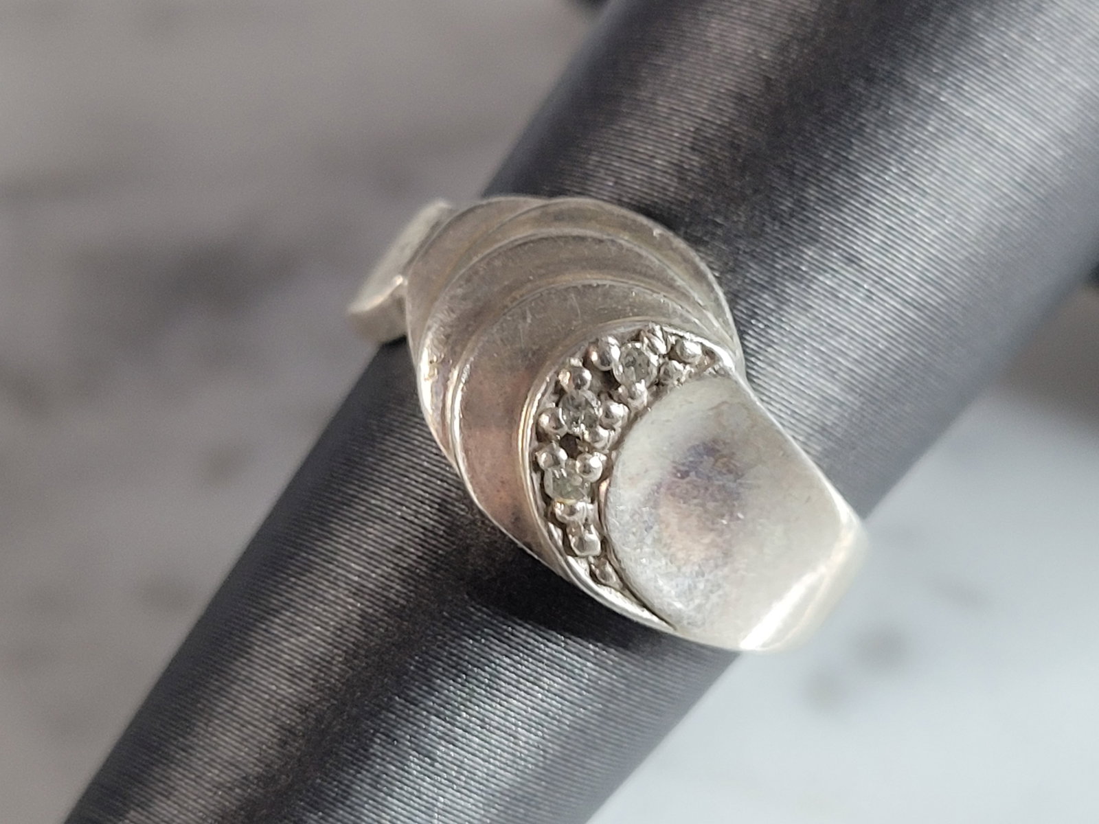 Womens Vintage Estate Sterling Silver Modernist Ring: A WOMENS VINTAGE ESTATE STERLING SILVER MODERNIST RING. RING WEIGHS 3.1g AND IS A SIZE 5.25. THE WIDTH OF THE RING IS 3/8". THIS WOULD MAKE A NICE GIFT FOR THAT SOMEONE SPECIAL. ANY OTHER QUESTIONS PL