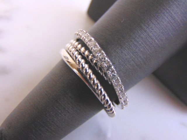 Womens Vintage Estate 14K White Gold Diamond Ring: FOR SALE IS THIS 14K WHITE GOLD DIAMOND RING WITH ABOUT .35cts OF DIAMONDS IN IT. THE RING WEIGHS 6.0g. THE SIZE OF THE RING IS A 6.0. THIS MAKES A LOVELY GIFT FOR THAT SOMEONE SPECIAL. ANY QUESTIONS 