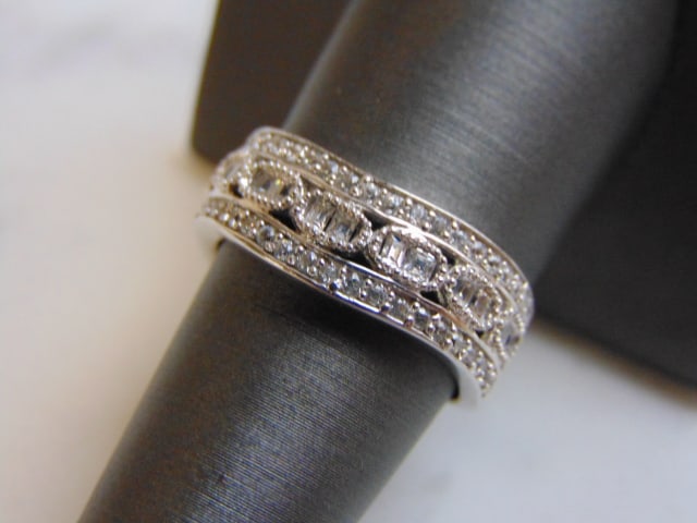Womens Vintage Estate 18k White Gold Diamond Ring: A WOMEN'S 18K WHITE GOLD DIAMOND RING WITH ABOUT 0.54cts. THE RING WEIGHS 5.4g. THE SIZE OF THE RING IS A 7.75. RING IS STAMPED ON THE INSIDE "750". ANY QUESTIONS PLEASE DO NOT HESITATE TO ASK. BE SUR