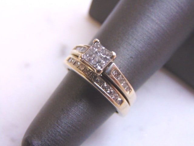 Women's Vintage 14K White Gold Diamond Engagement Ring: FOR SALE IS THIS VINTAGE ESTATE 14K WHITE GOLD DIAMOND ENGAGEMENT RING SET. THE RING IS A SIZE 5.5 AND WEIGHS 6.3g. THERE ARE ABOUT 1.3cts OF DIAMONDS BETWEEN THE TWO RINGS. RING MAKES A BEAUTIFUL GIF