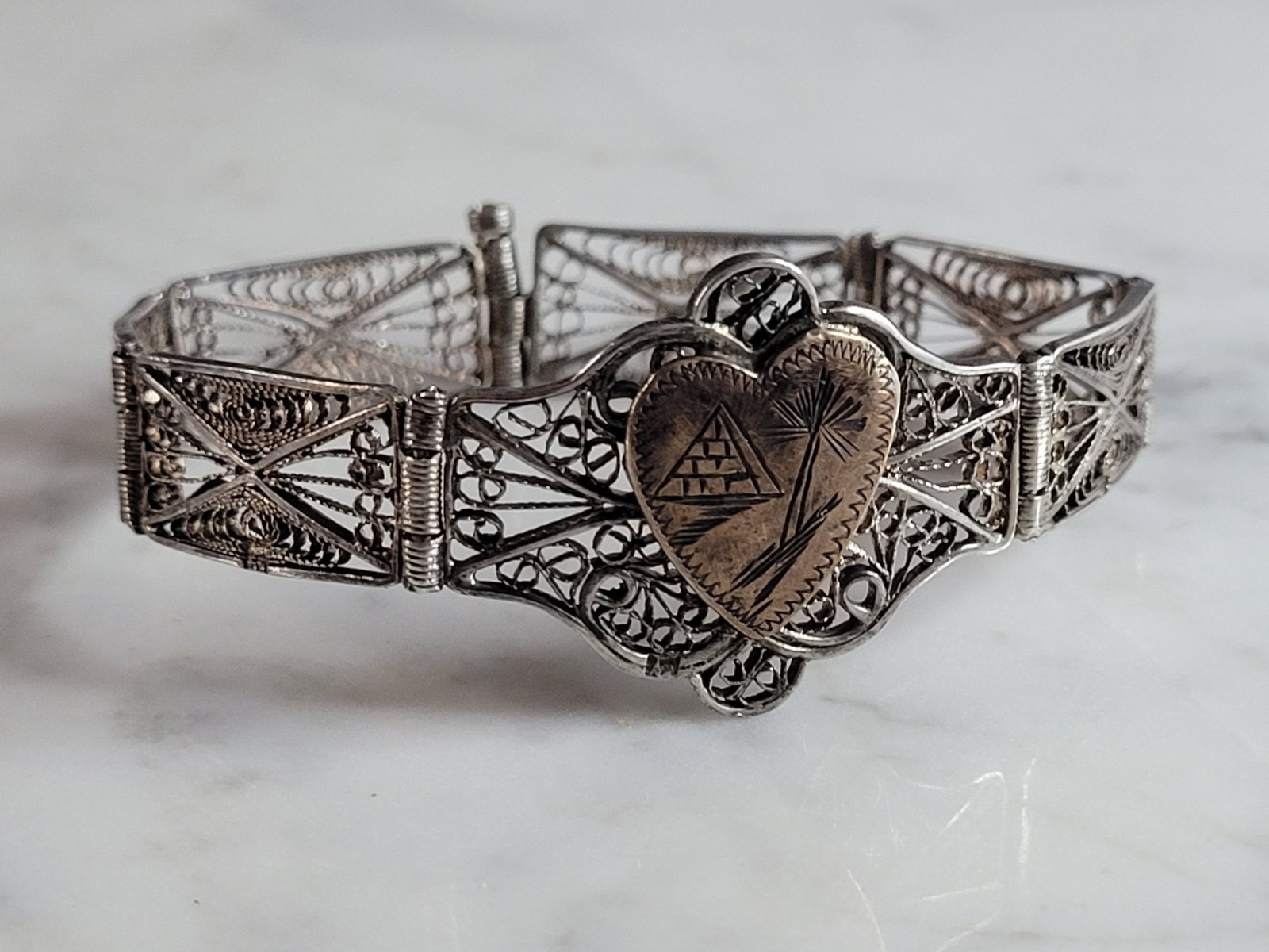 Womens Vintage Estate Sterling Silver Filigree Heart Bracelet: A WOMENS VINTAGE ESTATE STERLING SILVER FILIGREE HEART BRACELET, THAT WEIGHS 13.0g. THE BRACELET MEASURES 6 3/4" LONG BY 1" WIDE. BRACELT IS NOT MARKED BUT IT HAS BEEN TESTED. ANY QUESTIONS PLEASE DO 