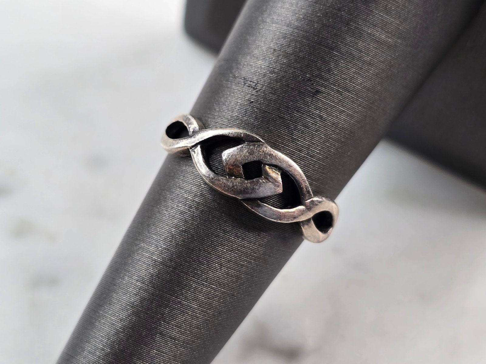 Womens Vintage Estate Sterling Silver Celtic Eternity Knot Ring: A WOMENS VINTAGE ESTATE STERLING SILVER MODERNIST ETERNITY KNOT RING. RING WEIGHS 1.9g, AND IS A SIZE 6.5. THE WIDTH OF THE RING IS 1/4". THIS WOULD MAKE A NICE GIFT FOR THAT SOMEONE SPECIAL. ANY QUES