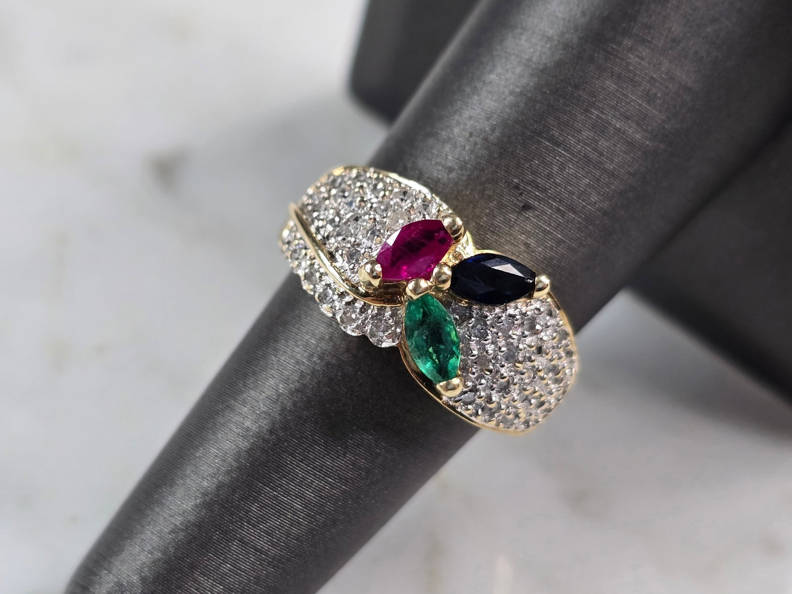 Womens Vintage Estate 10K Gold Multi Stone Diamond Ring: A LOVELY, WOMEN'S VINTAGE ESTATE 10K GOLD RING WITH EMERALD, RUBIES, SAPPHIRES AND DIAMONDS. THE RING IS A SIZE 7.25, AND WEIGHS 5.6g. THERE ARE 44 TINY DIAMONDS, AND THE EMERALD, RUBY, AND SAPPHIRE S
