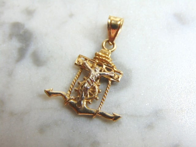 14K Gold Religious Jesus on Cross & Anchor Pendant: A VINTAGE ESTATE 14K YELLOW GOLD JESUS ON A CROSS AND ANCHOR PENDANT. THE PENDANT WEIGHS 1.4g AND MEASURES 7/8" LONG BY 3/4" WIDE. MAKES A GREAT GIFT FOR THAT SOMEONE SPECIAL. IF ANY QUESTIONS, PLEASE