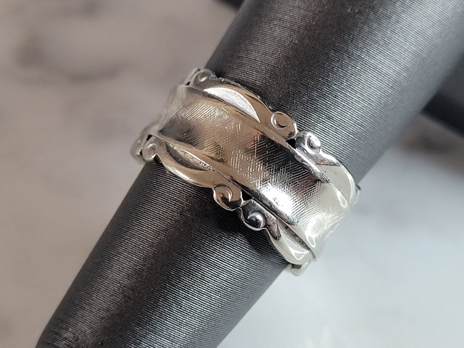 Womens Vintage Estate 14K White Gold Cigar Band Ring (1 of 4)