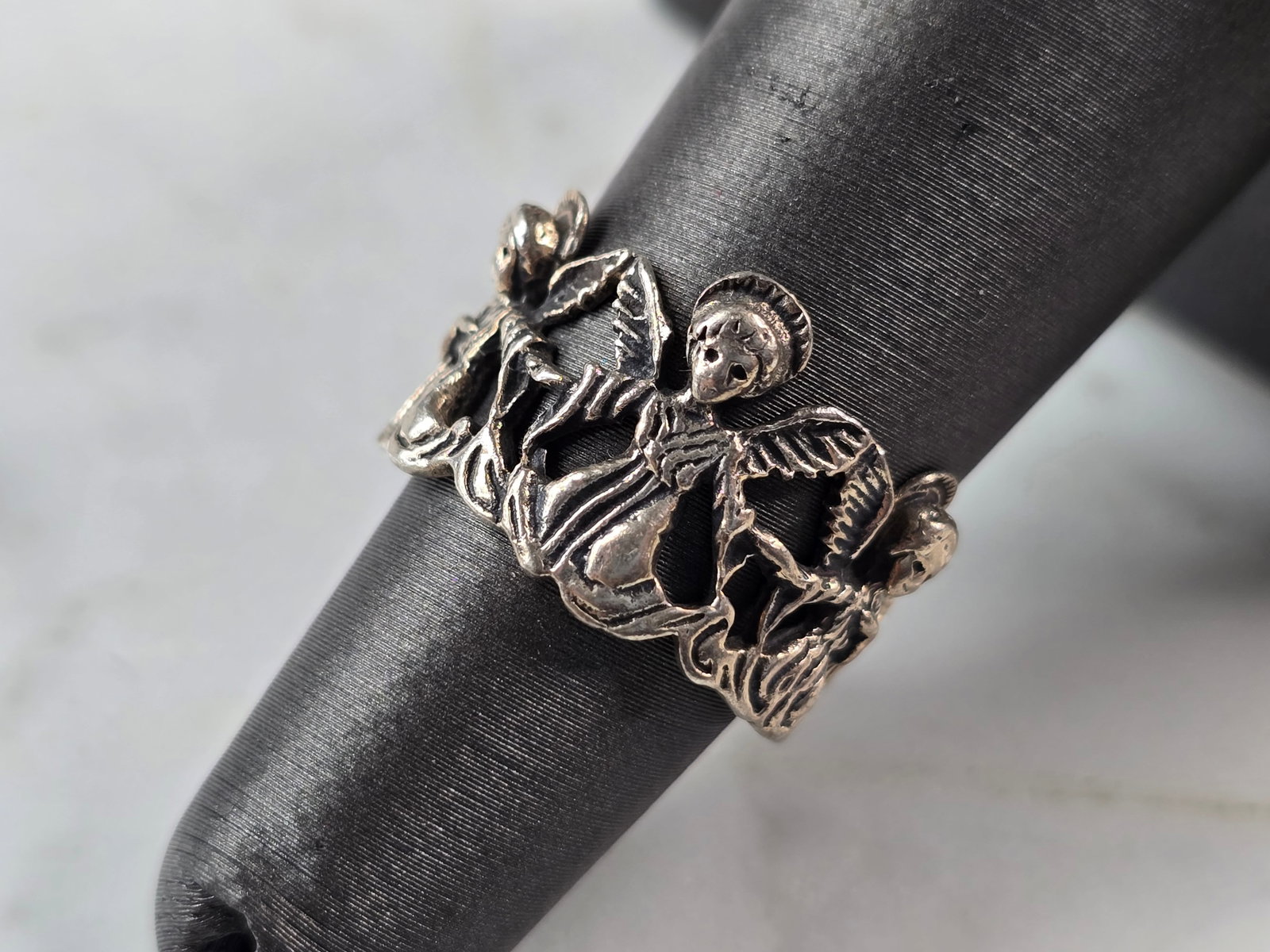 Womens Vintage Estate Sterling Silver Angel Fairy Ring: A WOMENS VINTAGE ESTATE STERLING SILVER FAIRY RING. THE TOTAL WEIGHT IS 3.5g, AND IS A SIZE 5.5. THE WDITH OF THE RING IS 1/2". THIS RING WOULD MAKE A GREAT GIFT FOR SOMEONE SPECIAL. ANY QUESTIONS PLE