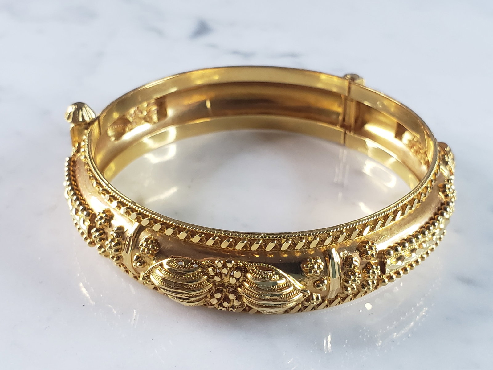 Womens Vintage Estate 22K Yellow Gold Bangle Bracelet: A WOMENS VINTAGE ESTATE 22K YELLOW GOLD BANGLE BRACELET. THE TOTAL WEIGHT IS 42.1g, AND HAS AN INNER CIRCUMFERENCE OF 7" AND IS 3/4" WIDE. BRACELET IS MARKED "22CT, KDM". ANY QUESTIONS PLEASE DONT HES