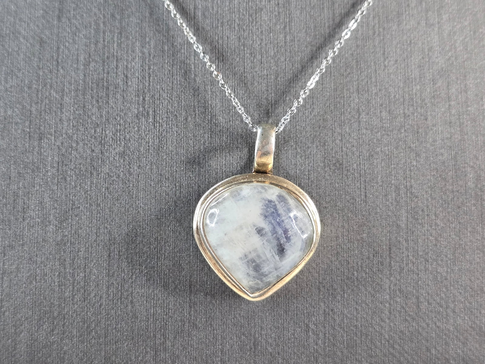 Womens Estate Sterling Silver Moonstone Pendant Necklace: A WOMENS VINTAGE ESTATE STERLING SILVER NECKLACE WITH WHAT APPEARS TO BE A MOONSTONE PENDANT. TOGETHEY THEY WEIGH 10.2g. NECKLACE MEASURES 18" LONG. PENDANT MEASURES 1 1/4" BY 3/4". THIS WOULD MAKE A 