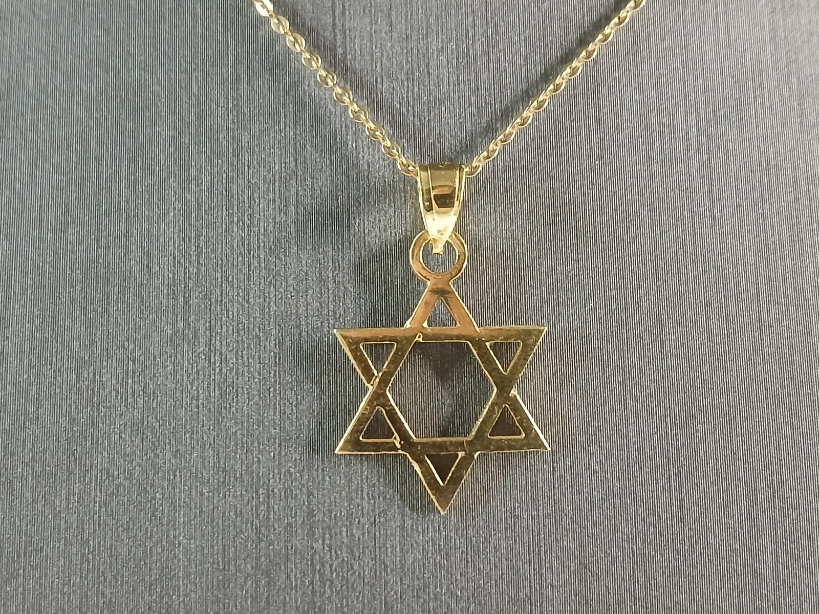 Sterling Silver Gold Tone Jewish Judaica Star of David Pendant: A STERLING SILVER GOLD TONE STAR OF DAVID PENDANT WITH NECKLACE. THE PENDANT WITH NECKLACE WEIGHS 2.8g. THE NECKLACE MEASURES 18" LONG, AND THE PENDANT MEASURES 1" LONG BY 5/8" WIDE. MAKES A GREAT GIF