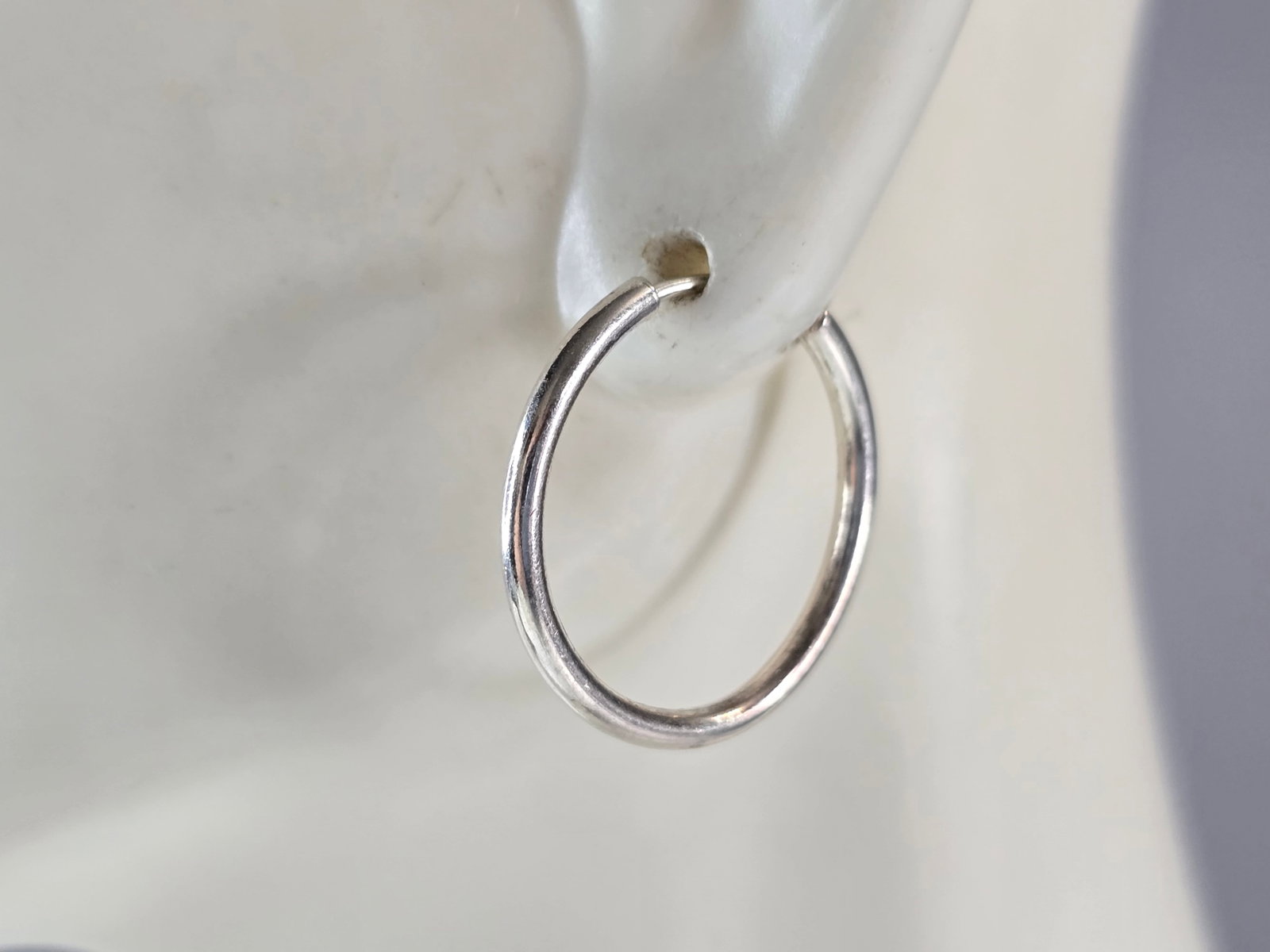 Womens Vintage Estate Sterling Silver Hoop Earrings: WOMENS VINTAGE ESTATE STERLING SILVER HOOP EARRINGS. EARRINGS MEASURE ABOUT 3/4" IN LENGTH BY 1/16" THICK AND WEIGHS 1.6g. WOULD MAKE A GREAT GIFT FOR SOMEONE SPECIAL.