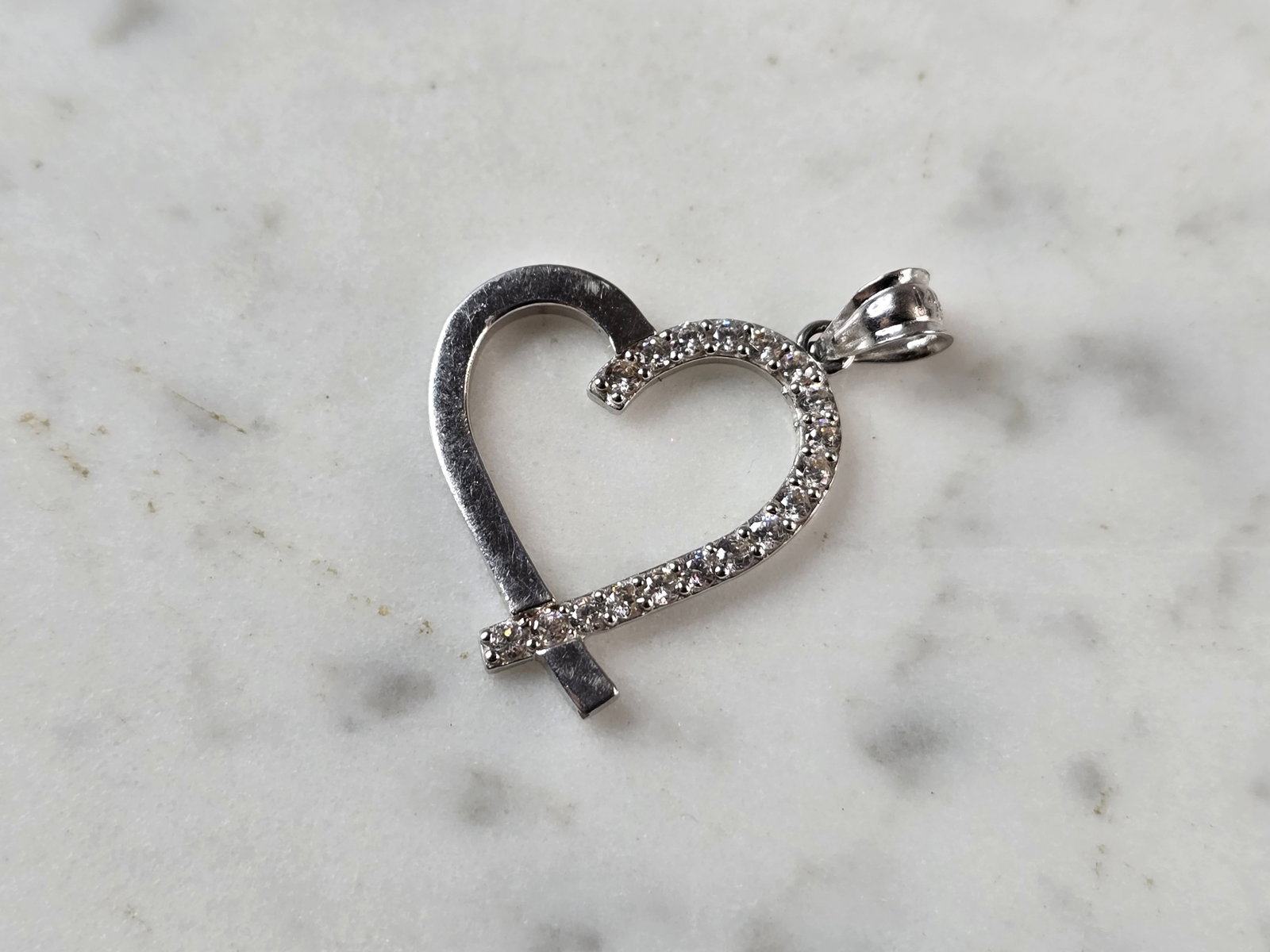 Womens Vintage 14k White Gold Heart Pendant w/ CZ: VINTAGE ESTATE 14K WHITE GOLD HEART PENDANT FIRIE CUBIC ZIRCONIA CHIPS. THE TOTAL WEIGHT IS 2.0g. THE PENDANT MEASURES 1" LONG BY 3/4" WIDE. MAKES A GREAT GIFT FOR THAT SOMEONE SPECIAL. ANY QUESTIONS,