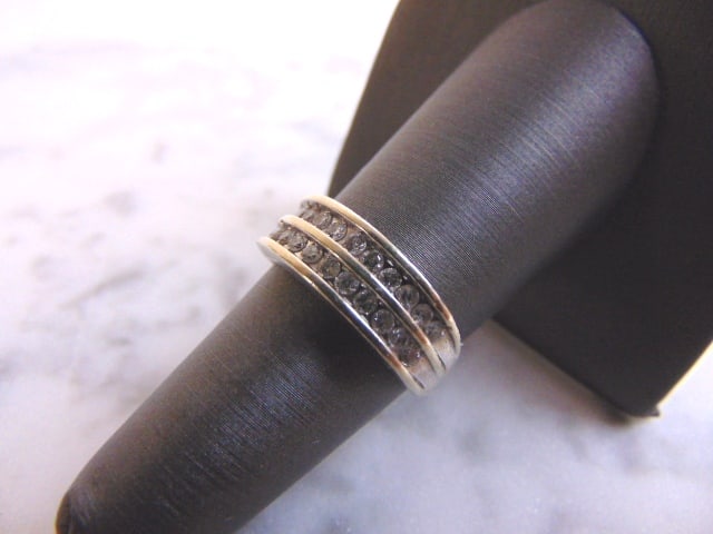 Women's Vintage Estate 14K White Gold Diamond Ring: FOR SALE IS THIS VINTAGE ESTATE 14K WHITE GOLD DIAMOND RING. THE RING IS A SIZE 6.5 AND WEIGHS 3.8g. THERE ARE ABOUT .44cts OF DIAMONDS IN THIS RING. THE RING MAKES A BEAUTIFUL GIFT FOR THAT SOMEONE S