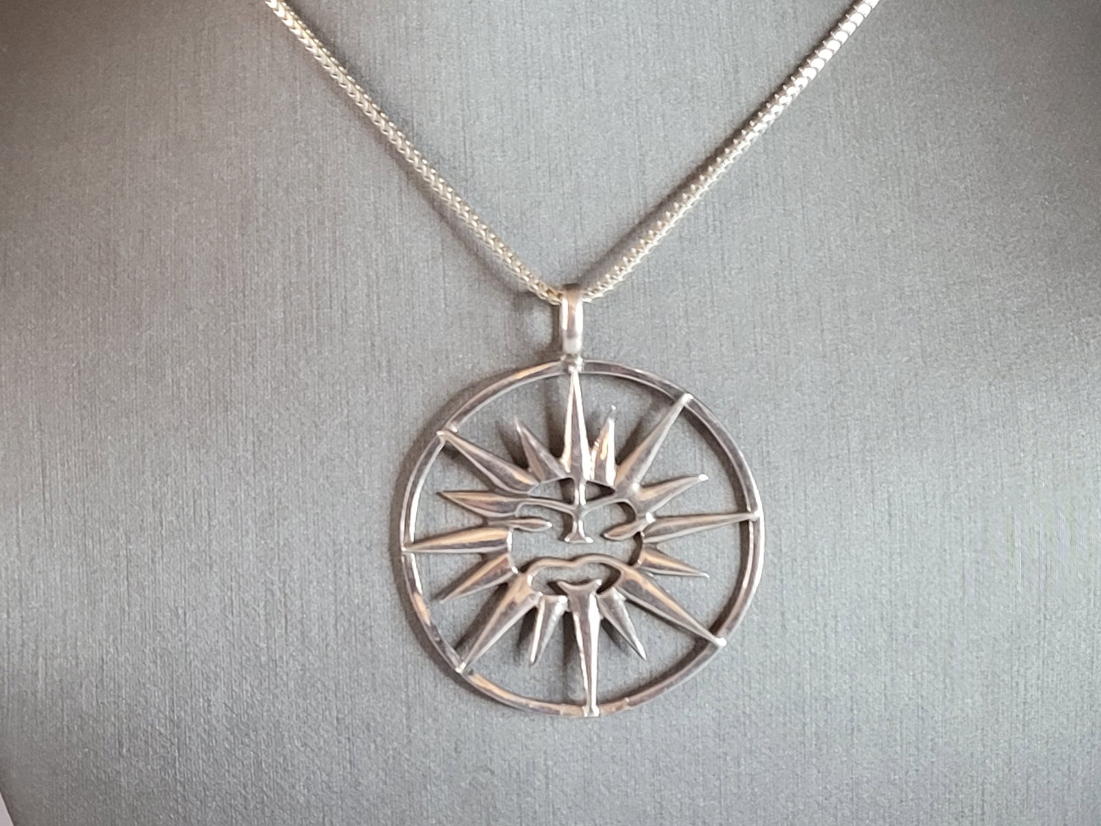 Womens Vintage Estate Sterling Silver Necklace & Sun Pendant: A BEAUTIFUL WOMENS VINTAGE STERLING SILVER NECKLACE & PENDANT. TOGETHER THEY WEIGH 13.2g. THE NECKLACE MEASURES 22" LONG, AND THE PENDANT MEASURES 1 7/8" BY 1 3/4". A GREAT GIFT FOR THAT SOMEONE SPECI