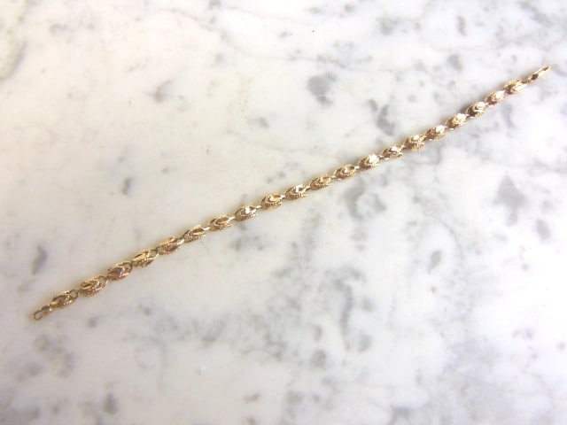 Womens Vintage Estate 14k Yellow Gold Bracelet: FOR SALE IS THIS STUNNING WOMEN'S 14k YELLOW GOLD BRACELET THAT WEIGHS 6.9g. THE BRACELET MEASURES ABOUT 1/8" WIDE AND 7 1/4" LONG. PIECE IS MARKED AND HAS BEEN TESTED. ANY OTHER QUESTIONS PLEASE ASK.