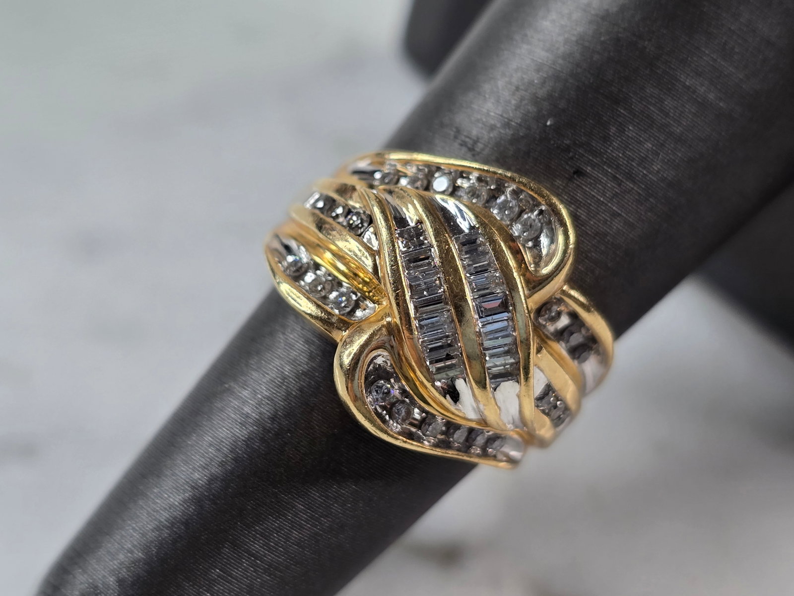 Womens Vintage Estate 10K Yellow Gold Diamond Ring: A WOMENS VINTAGE ESTATE 10K YELLOW GOLD DIAMOND RING. THERE ARE ABOUT 38 DIAMONDS IN THIS RING. THE TOTAL WEIGHT IS 6.7g, AND IS A SIZE 6.0. THE WIDTH OF THE RING IS 5/8". ANY QUESTIONS PLEASE DONT HE