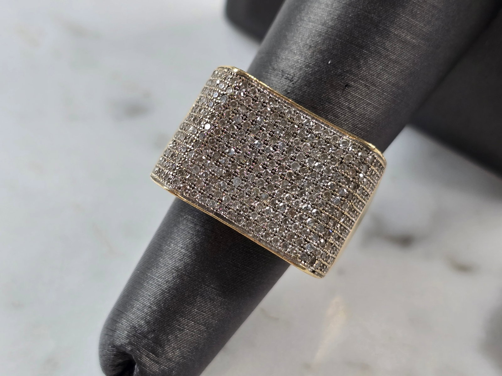 Womens Vintage Estate 10K Yellow Gold Diamond Ring: A WOMENS VINTAGE ESTATE 10K YELLOW GOLD DIAMOND RING. THE TOTAL WEIGHT IS 6.8g, AND IS A SIZE 6.0. THE WIDTH OF THE RING IS 5/8". THERE ARE 300 TINY DIAMONDS IN THIS RING. AS YOU CAN SEE ONE OF THE BR