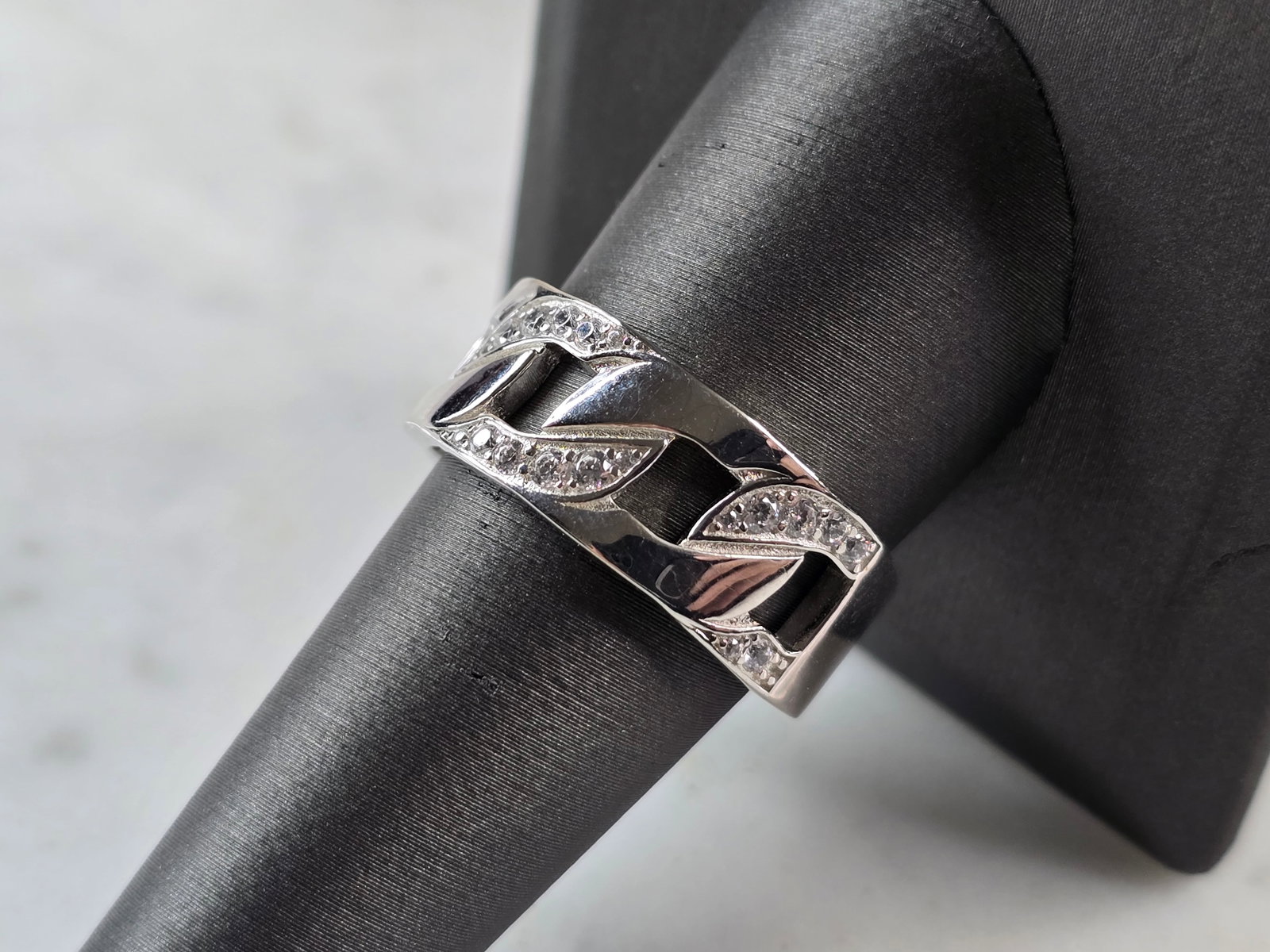 Mens Sterling Silver Modernist Cuban Link CZ Ring: A MENS STERLING SILVER MODERNIST CUBAN LINK CZ RING. THE RING WEIGHS 8.1g, AND IS A SIZE 9.75. THE WIDTH OF THE RING IS 3/8". ANY QUESTIONS PLEASE DO NOT HESITATE TO ASK. BE SURE TO CHECK OUT SOME OF 