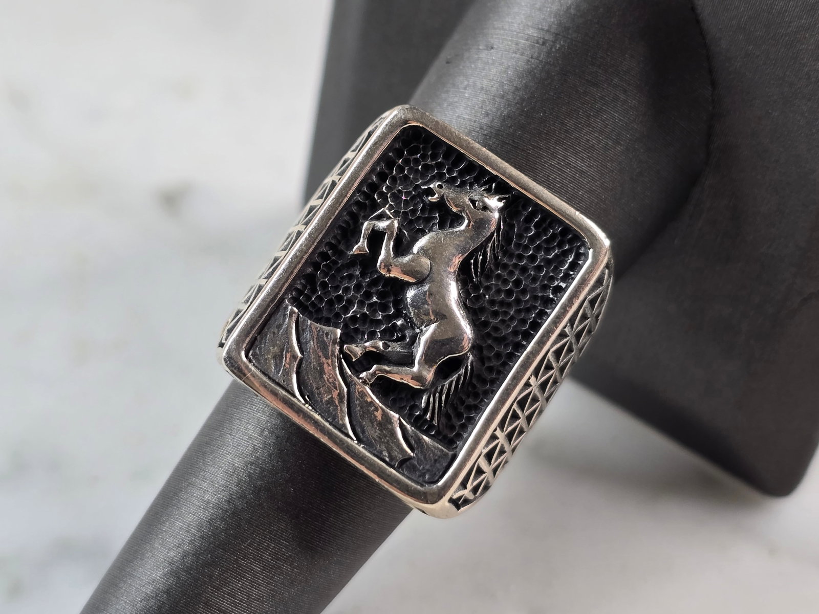 Mens Sterling Silver Mustang Horse Signet Ring: A MENS STERLING SILVER MUSTANG HORSE SIGNET RING. RING SIZE IS A 9.0, AND WEIGHS 13.8g. FACE OF RING MEASURES 7/8" LONG. RING WOULD MAKE A NICE GIFT FOR THAT SOMEONE SPECIAL. ANY QUESTIONS PLEASE DO N