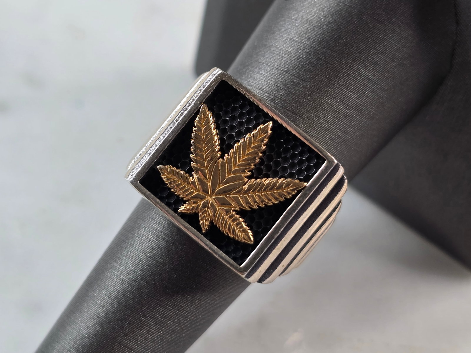 Mens Two Tone Sterling Silver Cannabis Marijuana Pot Weed Band Ring: A MENS TWO TONE STERLING SILVER POT LEAF RING. THE RING WEIGHS 11.2g, AND IS A SIZE 8.0. WIDTH OF THE RING IS 9/16". RING WOULD MAKE A NICE GIFT FOR THAT SOMEONE SPECIAL. ANY QUESTIONS PLEASE DO NOT H