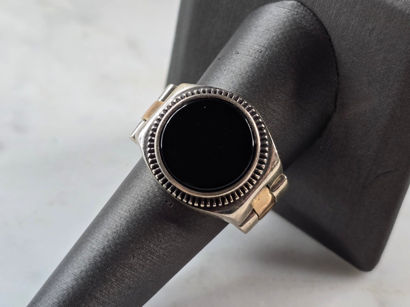 Mens Sterling Silver Onyx Watch Band Ring: A MENS STERLING SILVER ONYX WATCH BAND RING. THE RING IS A SIZE 7.5, AND WEIGHS 14.8g. FACE MEASURES ABOUT 3/4" WIDE. THE RING MAKES A BEAUTIFUL, IMPRESSIVE GIFT FOR THAT SOMEONE SPECIAL. ANY QUESTION