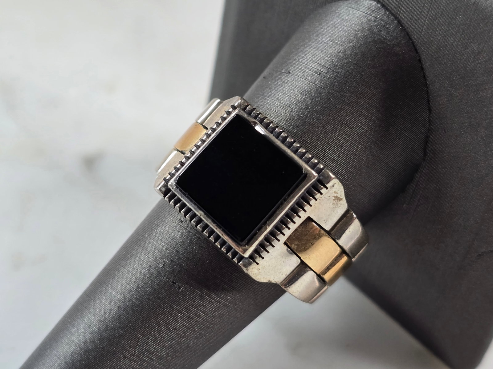 Mens Sterling Silver Onyx Watch Band Ring: A MENS STERLING SILVER ONYX WATCH BAND RING. THE RING IS A SIZE 10.0, AND WEIGHS 13.0g. FACE MEASURES ABOUT 1/2" WIDE. THE RING MAKES A BEAUTIFUL, IMPRESSIVE GIFT FOR THAT SOMEONE SPECIAL. ANY QUESTIO
