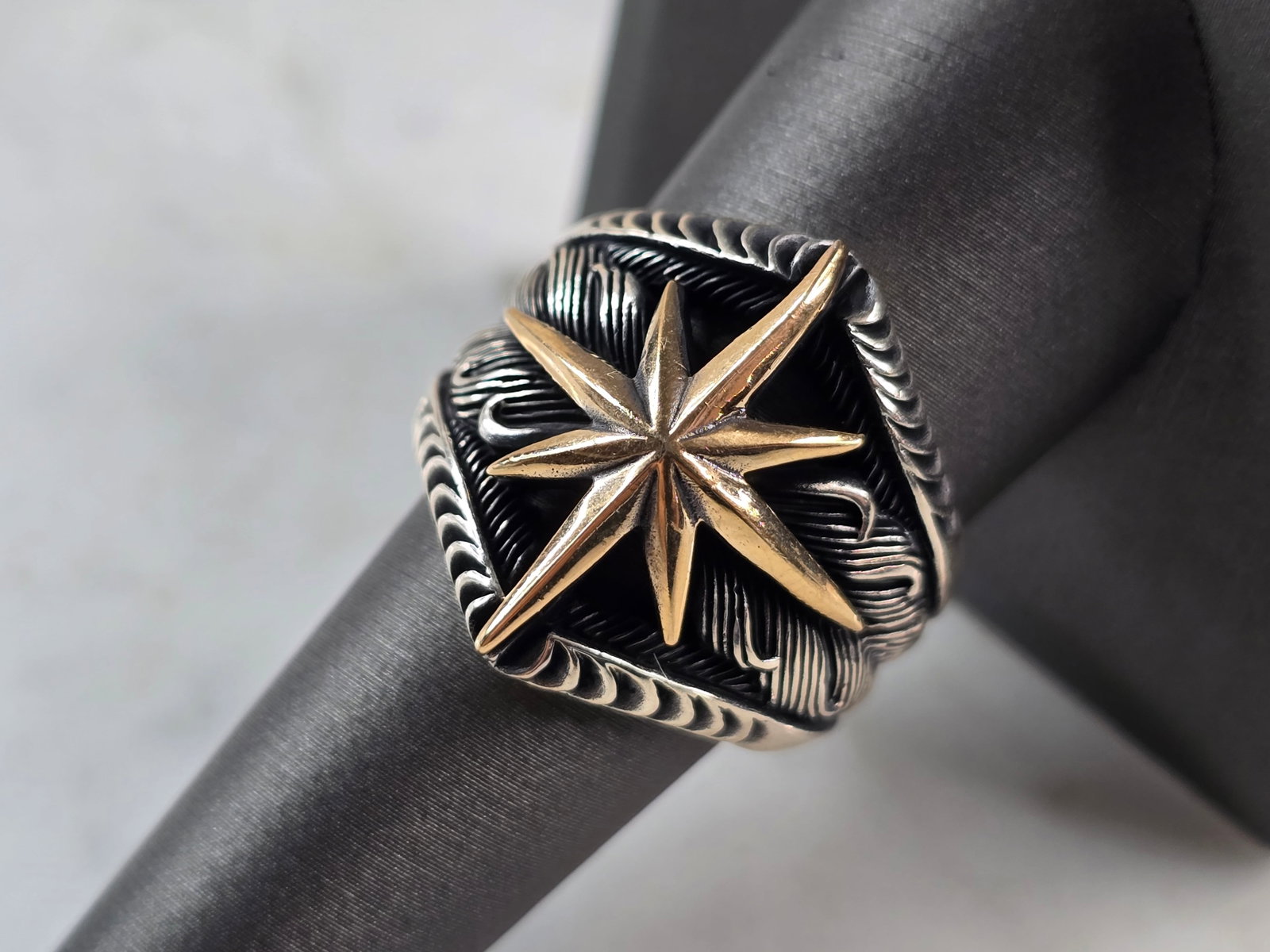 Mens Two Tone Sterling Silver North Star Compass Ring: A MENS TWO TONE STERLING SILVER NORTH STAR COMPASS RING. THE RING IS A SIZE 9.0 AND WEIGHS 11.5g. RING MEASURES 7/8" LONG. ANY QUESTIONS, PLEASE ASK. BE SURE TO CHECK OUT SOME OF MY OTHER GREAT ITEMS 