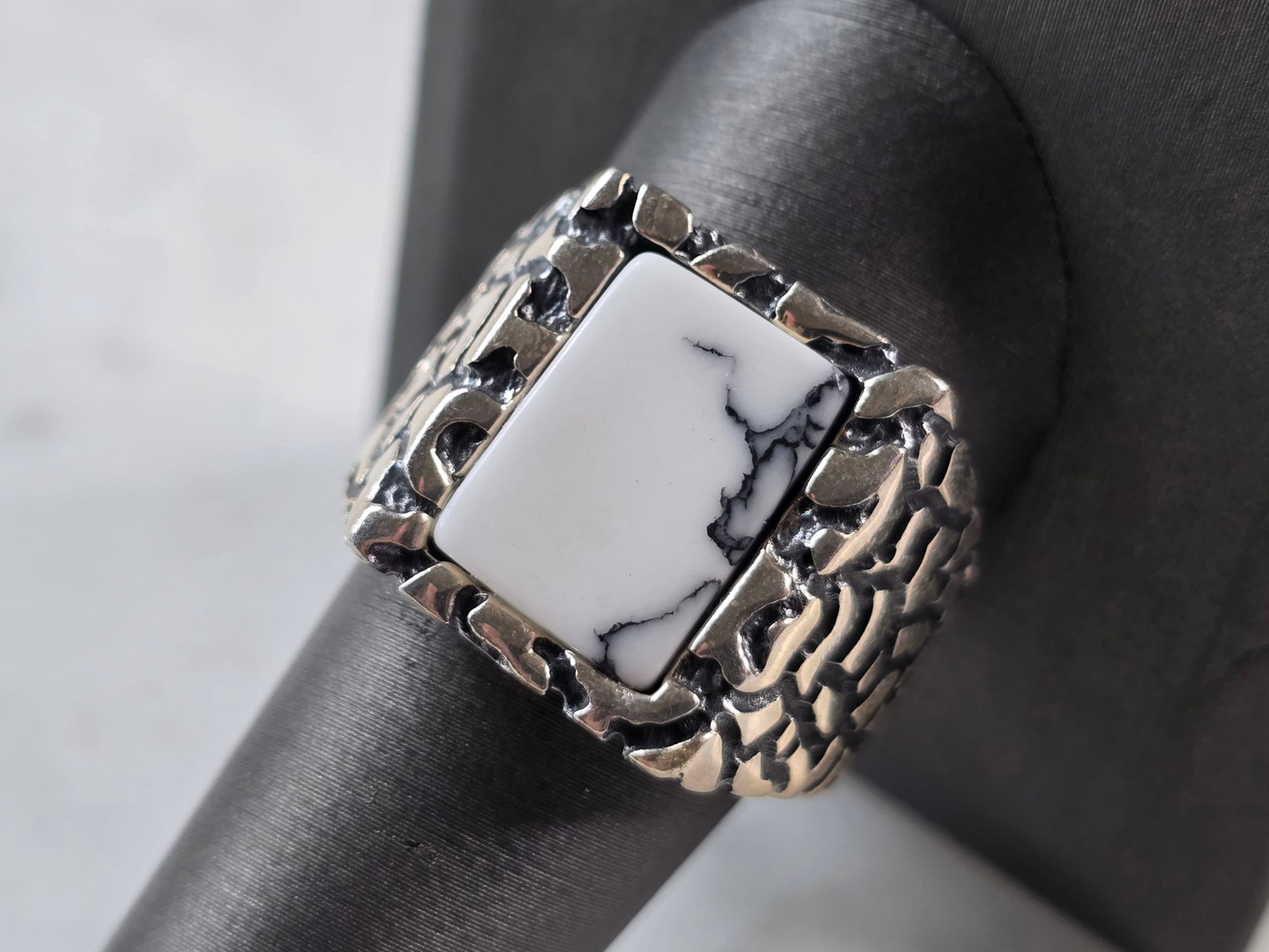 Mens Sterling Silver White Turquoise Ring: A MENS STERLING SILVER WHITE TURQUOISE RING. THE RING SIZE IS A 9.5, AND WEIGHS 11.1g. THE WIDTH OF THE RING IS 5/8". WE DO HAVE DIFFERENT SIZES WITH DIFFERENT GRAINS. YOU WILL RECIEVE THE ADVERTISED 