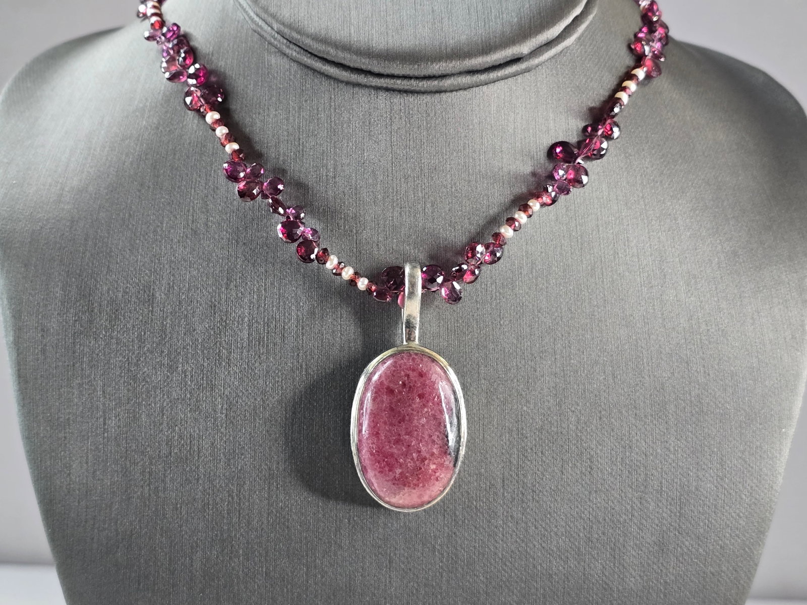 Womens Vintage Sterling Silver Rhodonite Pendant Beaded Necklace: A WOMENS VINTAGE ESTATE STERLING SILVER RHODONITE PENDANT WITH BEADED NECKLACE. THE NECKLACE MEASURES 18" LONG, AND THE PENDANT MEASURES 2" BY 1". TOGETHER THEY WEIGH 35.2g. NECKLACE MAKES A GREAT GIF