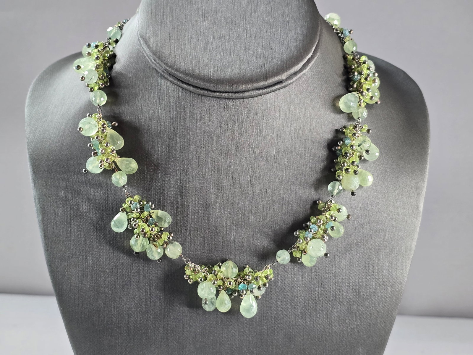 Womens Vintage Estate Sterling Silver Beaded Green Jade Necklace: A WOMENS VINTAGE ESTATE STERLING SILVER BEADED GREEN JADE NECKLACE. NECKLACE WEIGHS 61.6g AND MEASURES 18" LONG, BY ABOUT 3/4" WIDE. MARKED STERLING ON THE CLASP. MAKES A GREAT GIFT FOR THAT SOMEONE S