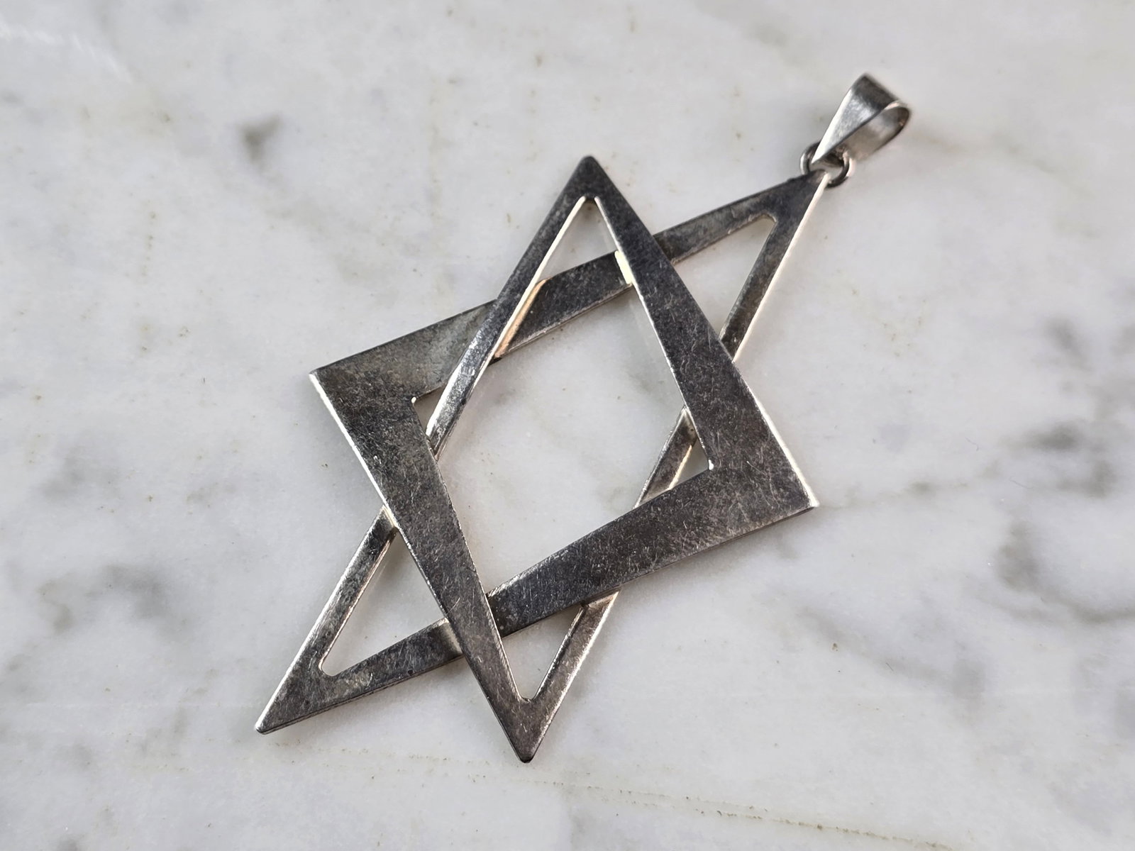 Sterling Silver Jewish Star of David Modernist Pendant Necklace: A VINTAGE ESTATE STERLING SILVER MODERNIST STAR OF DAVID PENDANT . THE PENDANT WEIGHS 6.9g, AND MEASURES 2 7/8" LONG BY 1 3/8" WIDE. MAKES A GREAT GIFT FOR THAT SOMEONE SPECIAL. ANY QUESTIONS, PLEASE 