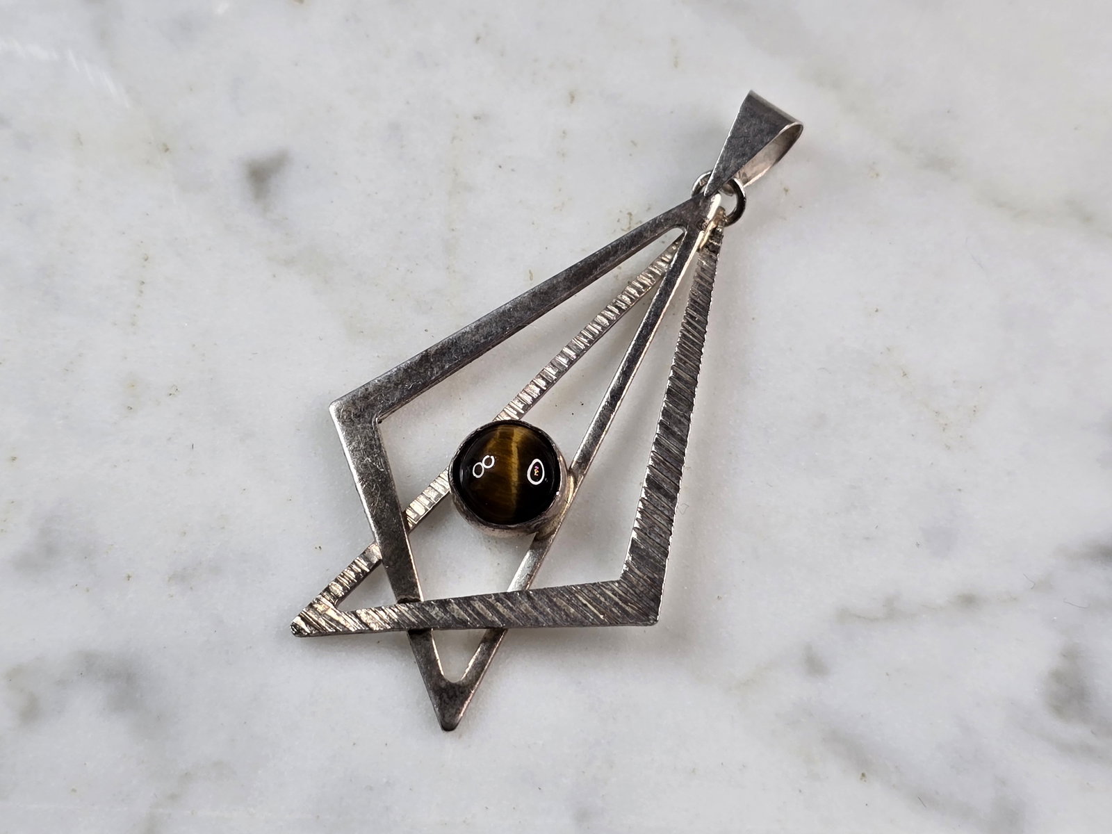 Womens Vintage Sterling Silver Tiger's Eye Modernist Pendant: A WOMENS VINTAGE ESTATE STERLING SILVER TIGER'S EYE MODERNIST PENDANT. THE PENDANT MEASURES 2" BY 1 1/8", AND WEIGHS 3.6g. WOULD MAKE A NICE GIFT FOR THAT SPECIAL SOMEONE. ANY QUESTIONS PLEASE DO NOT 