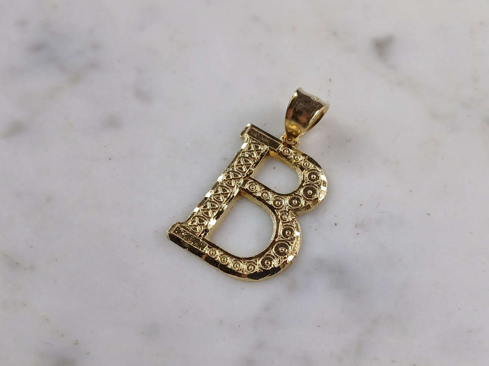 Womens Sterling Silver Gold Tone Initial Letter " B " Pendant: A WOMENS STERLING SILVER GOLD TONE INITIAL LETTER "B" PENDANT. PENDANT WEIGHS 2.3g AND MEASURES 1 1/8" LONG BY 5/8" WIDE. MAKES A GREAT GIFT FOR THAT SOMEONE SPECIAL. ANY QUESTIONS, PLEASE ASK. BE SUR