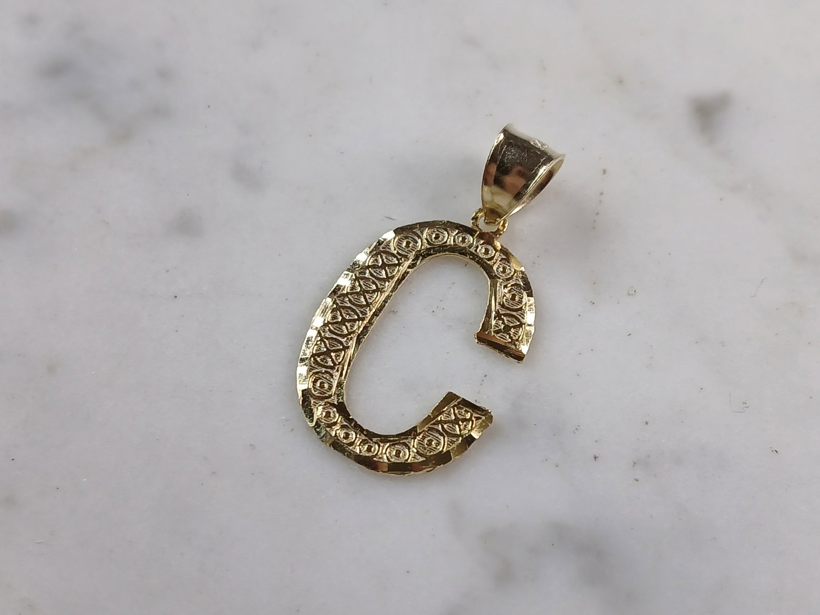 Womens Sterling Silver Gold Tone Initial Letter " C " Pendant: A WOMENS STERLING SILVER GOLD TONE INITIAL LETTER "C" PENDANT. PENDANT WEIGHS 1.1g AND MEASURES 1 1/8" LONG BY 5/8" WIDE. MAKES A GREAT GIFT FOR THAT SOMEONE SPECIAL. ANY QUESTIONS, PLEASE ASK. BE SUR