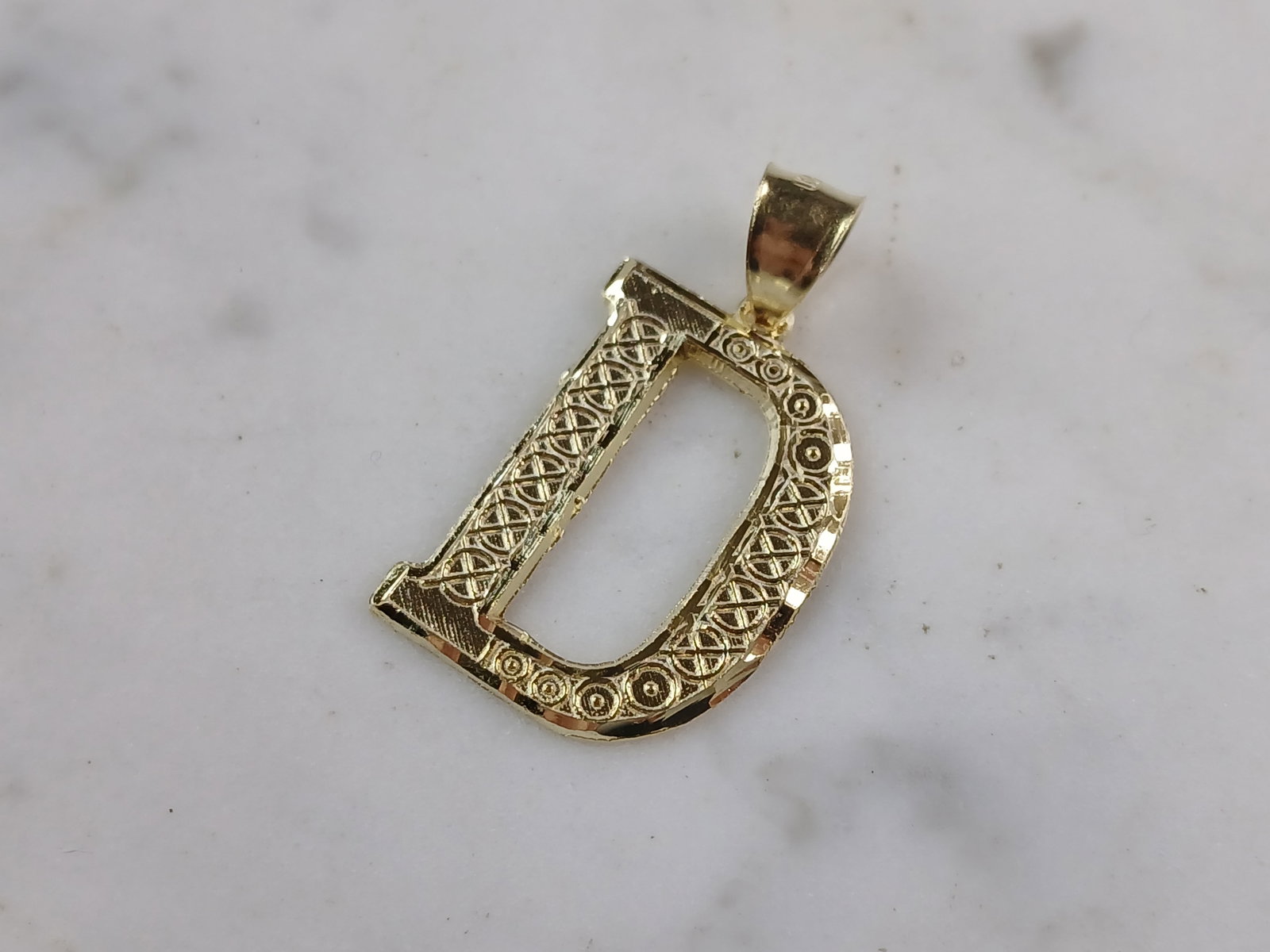 Womens Sterling Silver Gold Tone Initial Letter " D " Pendant: A WOMENS STERLING SILVER GOLD TONE INITIAL LETTER "D" PENDANT. PENDANT WEIGHS 2.0g AND MEASURES 1 1/8" LONG BY 5/8" WIDE. MAKES A GREAT GIFT FOR THAT SOMEONE SPECIAL. ANY QUESTIONS, PLEASE ASK. BE SUR