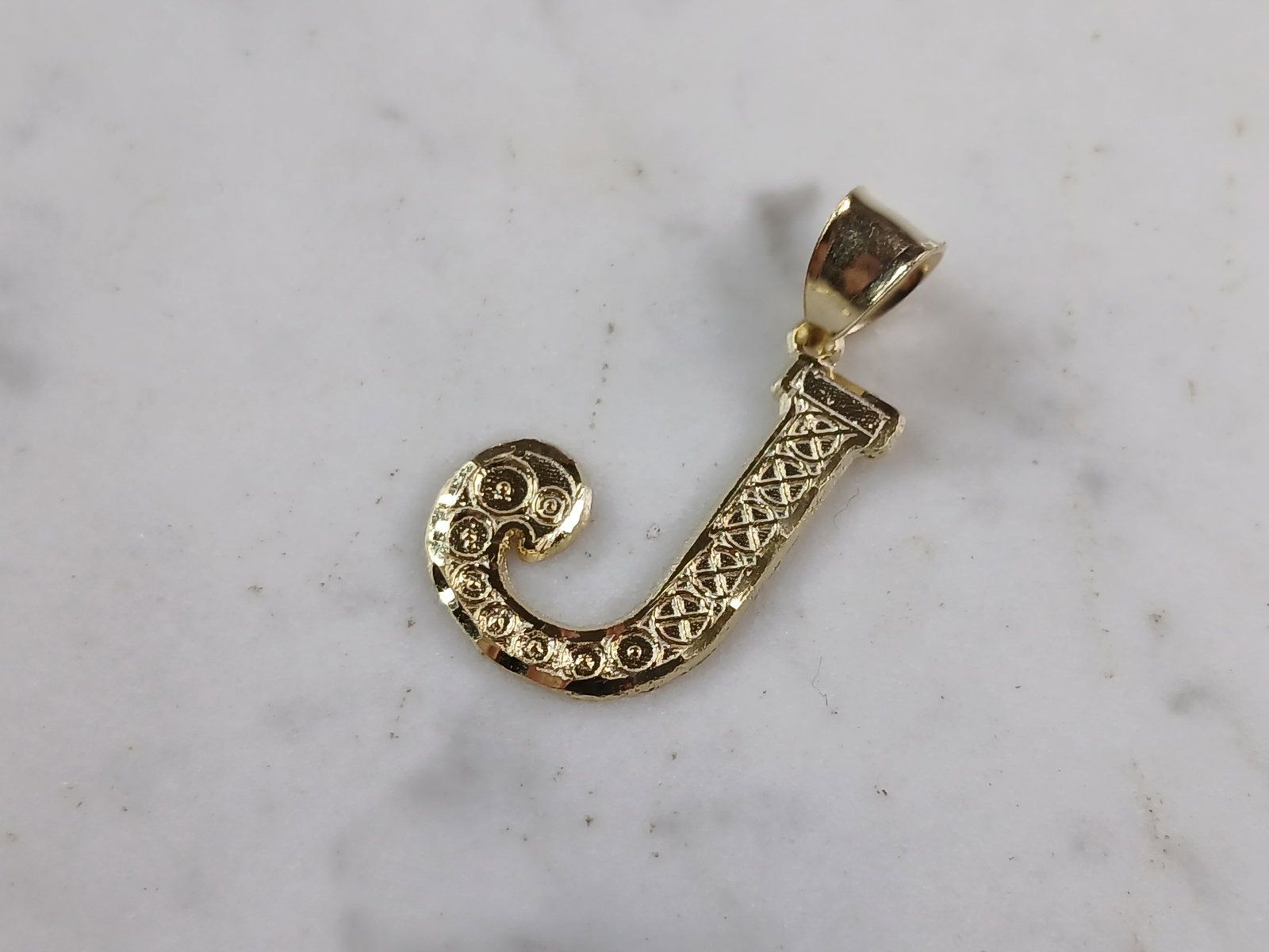 Womens Sterling Silver Gold Tone Initial Letter " J " Pendant: A WOMENS STERLING SILVER GOLD TONE INITIAL LETTER "J" PENDANT. PENDANT WEIGHS 1.5g AND MEASURES 1 1/8" LONG BY 5/8" WIDE. MAKES A GREAT GIFT FOR THAT SOMEONE SPECIAL. ANY QUESTIONS, PLEASE ASK. BE SUR