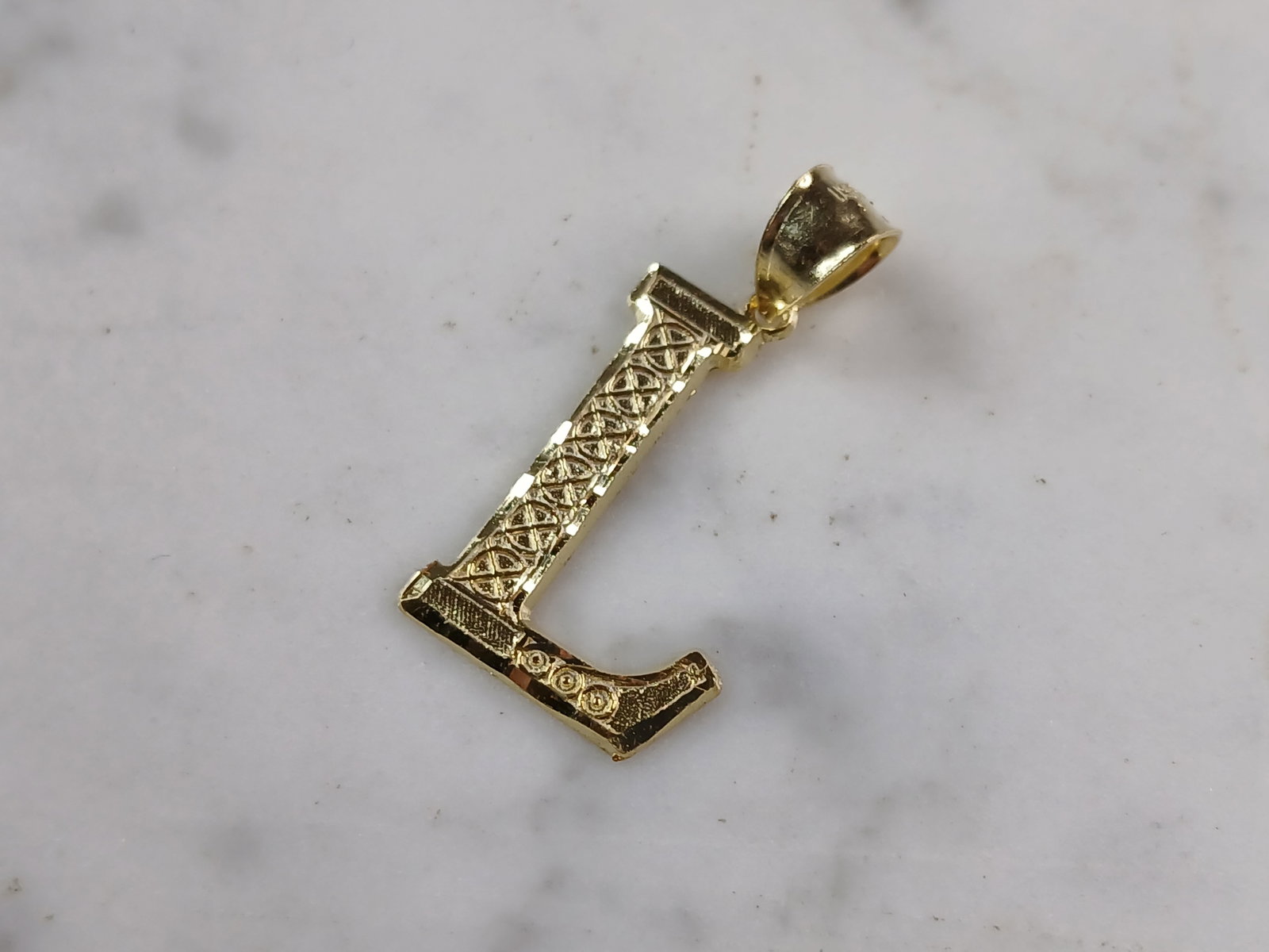 Womens Sterling Silver Gold Tone Initial Letter " L " Pendant: A WOMENS STERLING SILVER GOLD TONE INITIAL LETTER "L" PENDANT. PENDANT WEIGHS 1.4g AND MEASURES 1 1/8" LONG BY 5/8" WIDE. MAKES A GREAT GIFT FOR THAT SOMEONE SPECIAL. ANY QUESTIONS, PLEASE ASK. BE SUR