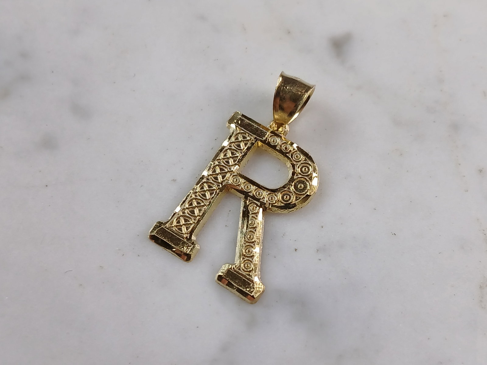 Womens Sterling Silver Gold Tone Initial Letter " R " Pendant: A WOMENS STERLING SILVER GOLD TONE INITIAL LETTER "R" PENDANT. PENDANT WEIGHS 2.4g AND MEASURES 1 1/8" LONG BY 5/8" WIDE. MAKES A GREAT GIFT FOR THAT SOMEONE SPECIAL. ANY QUESTIONS, PLEASE ASK. BE SUR
