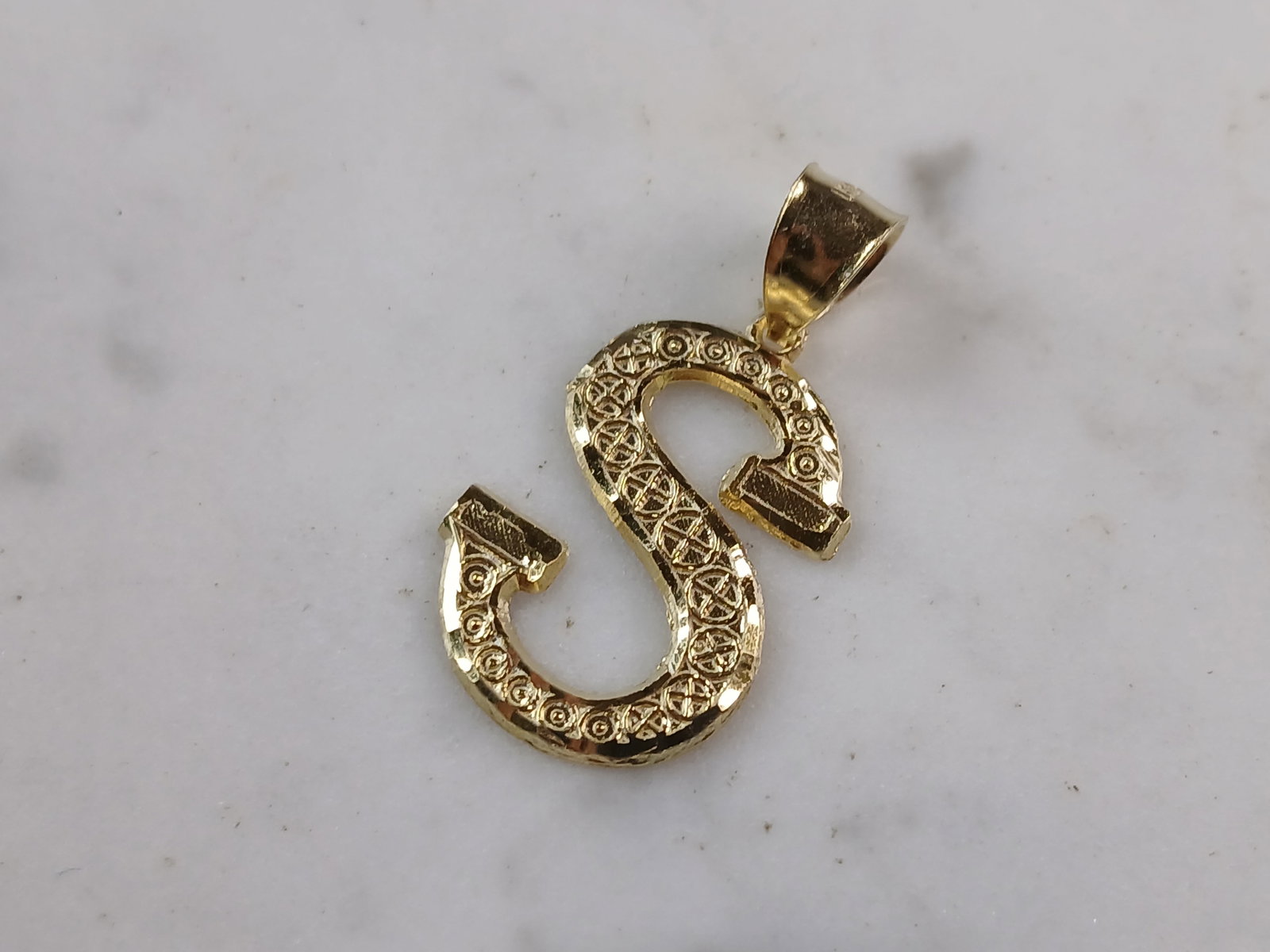 Womens Sterling Silver Gold Tone Initial Letter " S " Pendant: A WOMENS STERLING SILVER GOLD TONE INITIAL LETTER "S" PENDANT. PENDANT WEIGHS 1.9g AND MEASURES 1 1/8" LONG BY 5/8" WIDE. MAKES A GREAT GIFT FOR THAT SOMEONE SPECIAL. ANY QUESTIONS, PLEASE ASK. BE SUR
