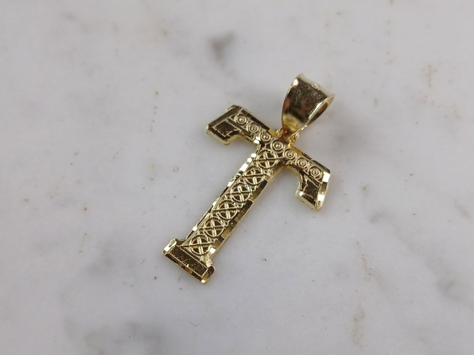 Womens Sterling Silver Gold Tone Initial Letter " T " Pendant: A WOMENS STERLING SILVER GOLD TONE INITIAL LETTER "T" PENDANT. PENDANT WEIGHS 1.3g AND MEASURES 1 1/8" LONG BY 3/4" WIDE. MAKES A GREAT GIFT FOR THAT SOMEONE SPECIAL. ANY QUESTIONS, PLEASE ASK. BE SUR