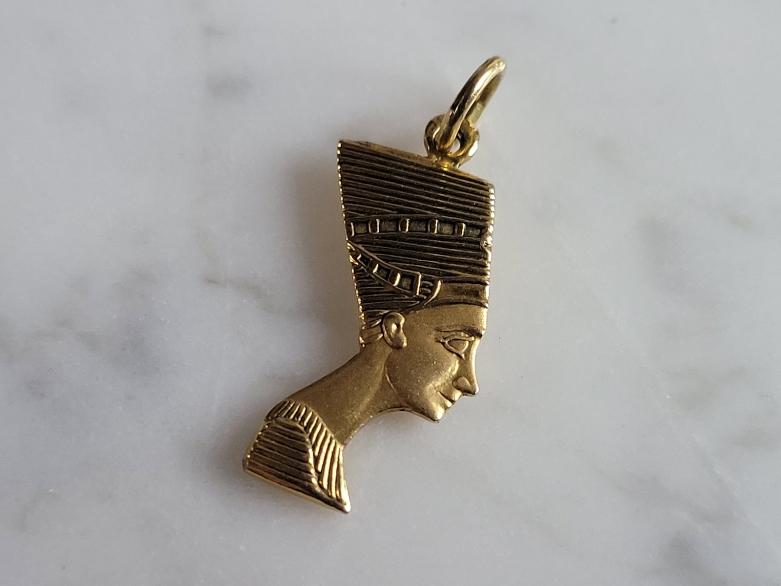 Womens Vintage Estate 10K Gold Queen Nefertiti Pendant: A WOMENS VINTAGE ESTATE 10K GOLD QUEEN NEFERTITI PENDANT. THE PENDANT WEIGHS 1.9g AND MEASURES 1" LONG BY 3/8" WIDE. MAKES A LOVELY GIFT FOR THAT SOMEONE SPECIAL. ANY QUESTIONS, PLEASE ASK. BE SURE TO
