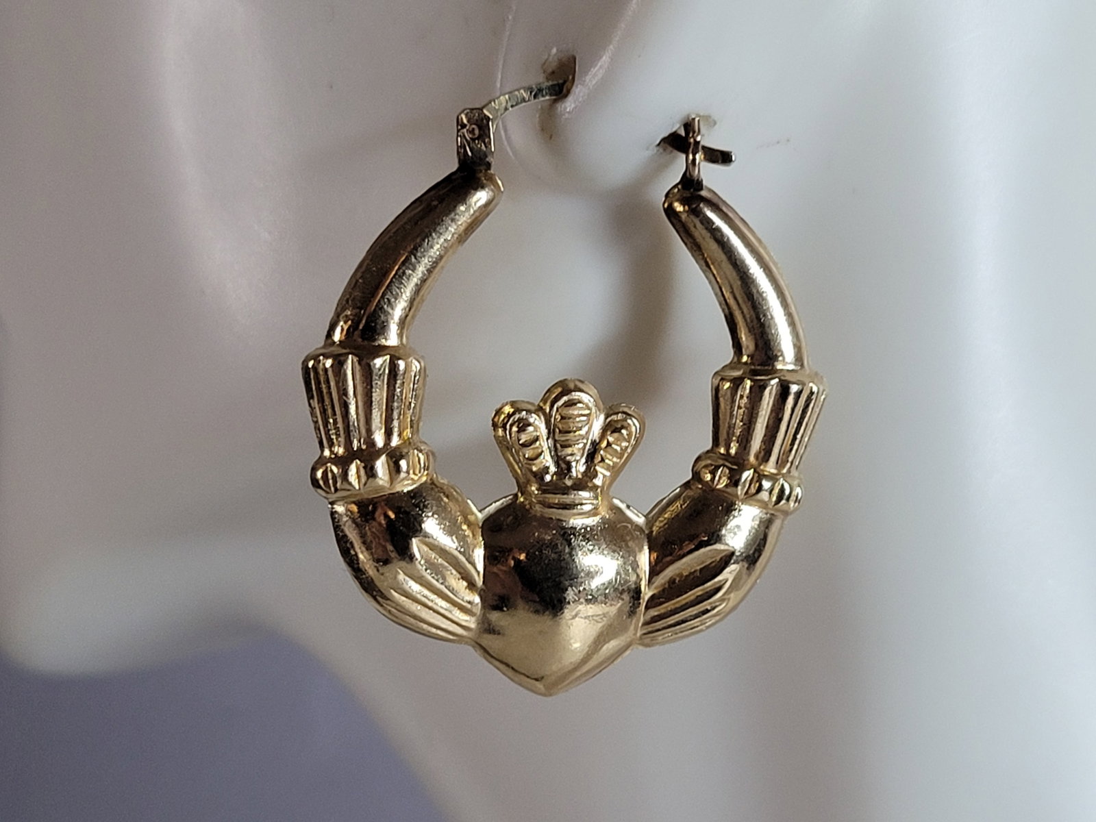 Womens Vintage Estate 10K Yellow Gold Irish Claddagh Hoop Earrings: A PAIR OF WOMENS VINTAGE ESTATE 10K GOLD IRISH CLADDAGH HOOP EARRINGS. THE EARRINGS WEIGH 5.1g, AND MEASURE 1 1/4" BY 1 1/8". EARRINGS ARE MARKED. WOULD MAKE A GREAT GIFT FOR THAT SPECIAL SOMEONE. BE 