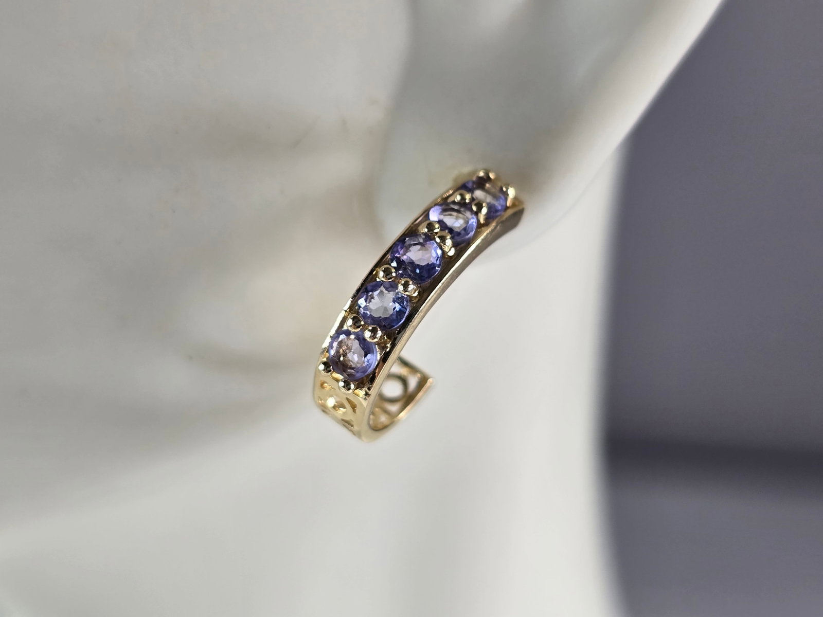 Womens Vintage Estate 14K Gold Tanzanite Shrimp Hoop Earrings: A PAIR OF WOMENS VINTAGE ESTATE 14K GOLD SHRIMP HOOP EARRINGS WITH TANZANITE COLORED STONES. THE EARRING WEIGH 2.3g, AND MEASURE 5/8" BY 3/16". EARRINGS ARE MARKED ON THE STEM. WOULD MAKE A GREAT GIFT