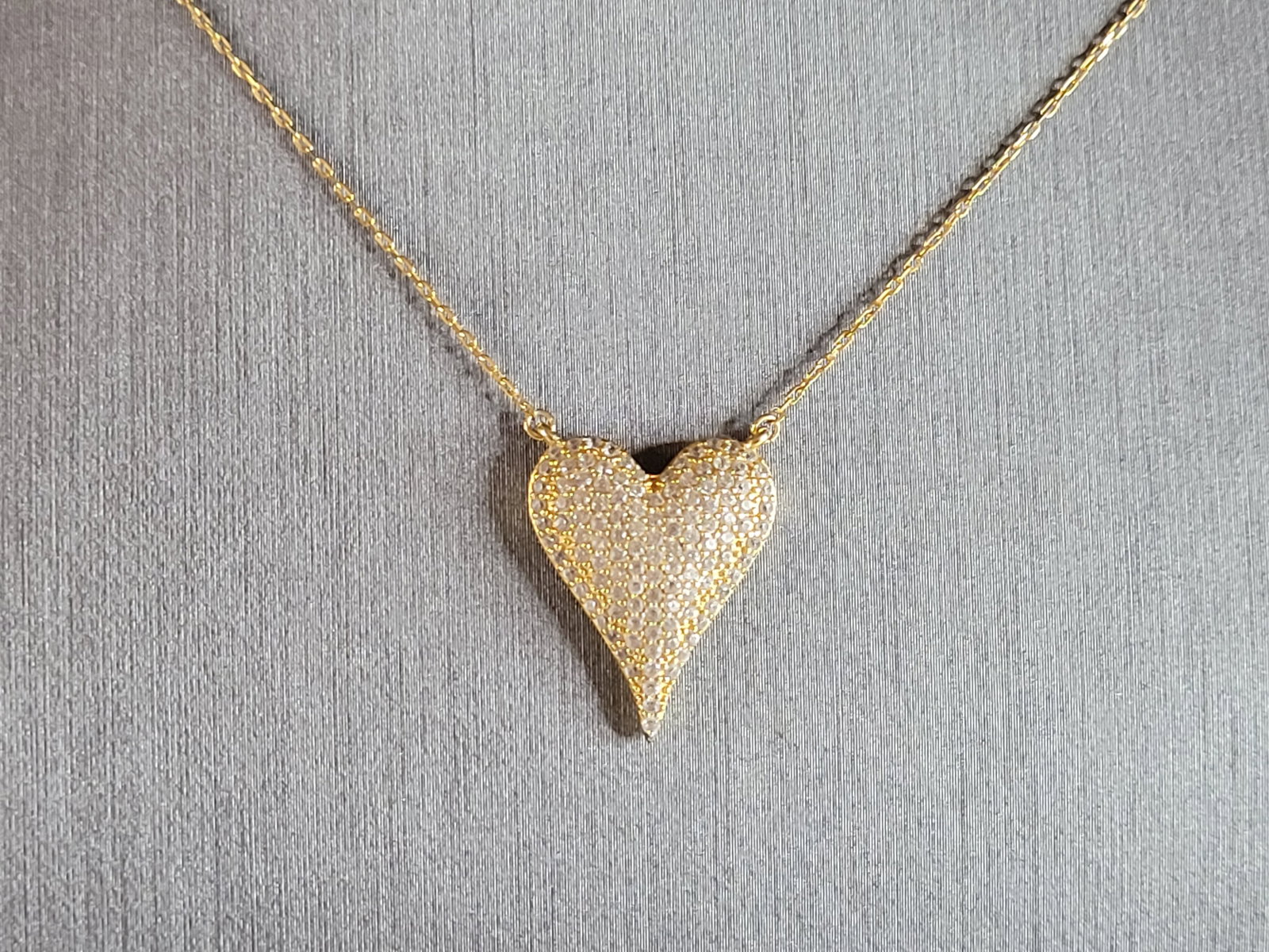 Womens Vintage Estate Sterling Silver Gold Tone Heart Pendant Necklace: A WOMENS VINTAGE ESTATE STERLING SILVER GOLD TONE HEART PENDANT WITH NECKLACE . THE PENDANT MEASURES 3/4" LONG BY 1/2" WIDE, AND WEIGHS 3.2g. NECKLACE MEASURES 18" LONG. WOULD MAKE A GREAT GIFT FOR TH