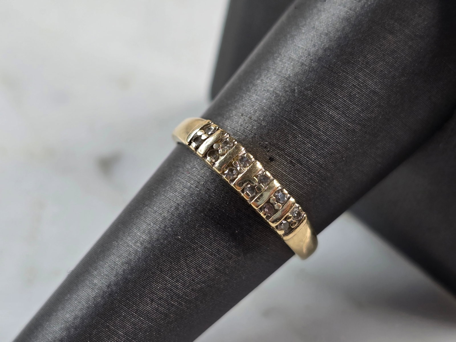 Womens Vintage Estate 14K Yellow Gold Diamond Ring: A WOMENS VINTAGE ESTATE 14K GOLD DIAMOND RING. THE RING IS A SIZE 7.75 AND WEIGHS 1.8g. THERE ARE 12 TINY DIAMONDS IN THIS RING. THE WIDTH OF THE RING IS 3/16". RING MAKES A BEAUTIFUL GIFT FOR THAT SO