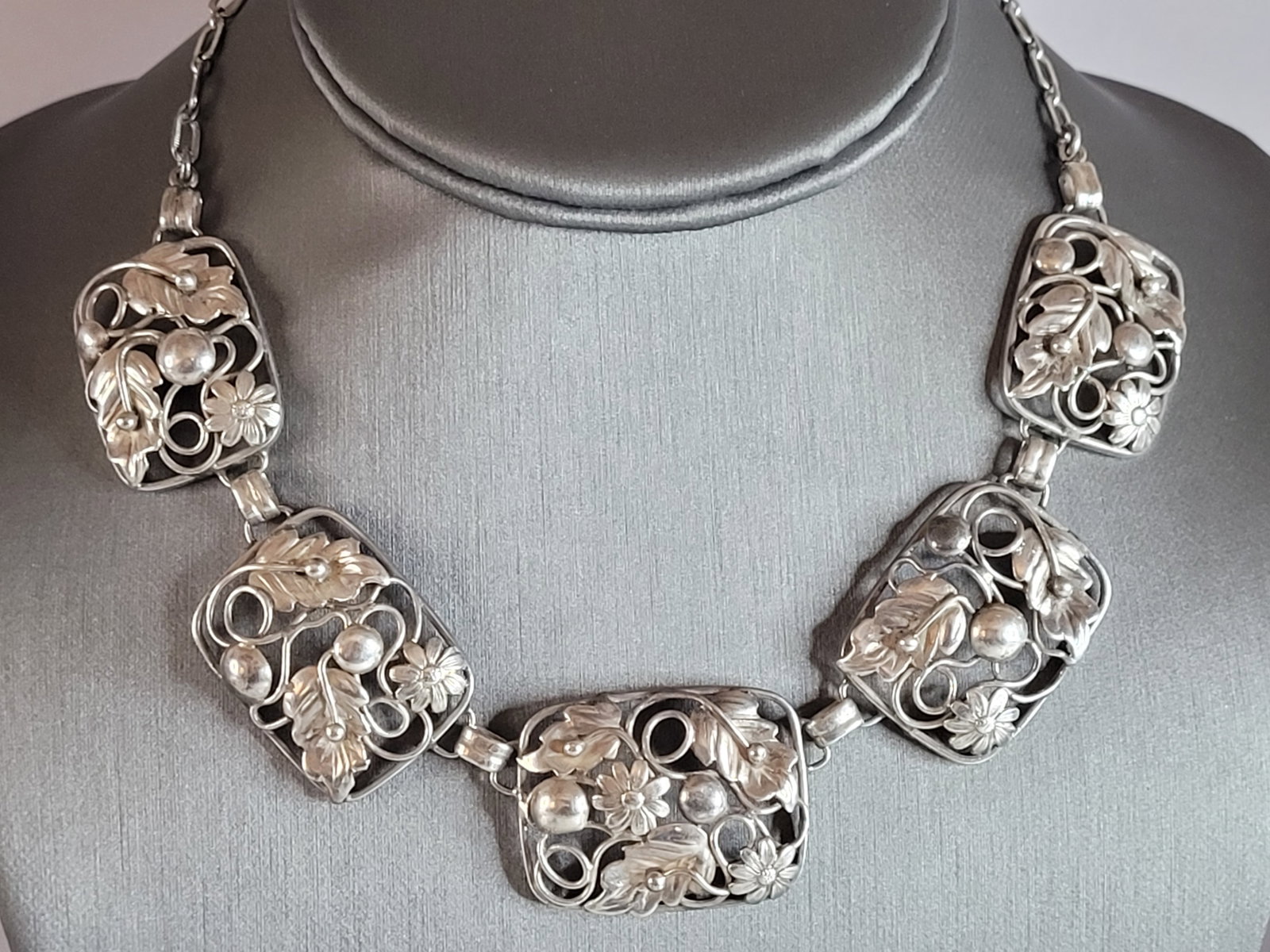 Womens Vintage Estate Sterling Silver Floral Filigree Bib Necklace: A WOMENS VINTAGE ESTATE STERLING SILVER FLORAL FILIGREE BIB NECKLACE . THE NECKLACE WEIGHS 30.5g, AND MEASURES 15 1/4" LONG BY 1" WIDE. THIS WOULD MAKE A NICE GIFT FOR THAT SOMEONE SPECIAL. ANY QUESTI