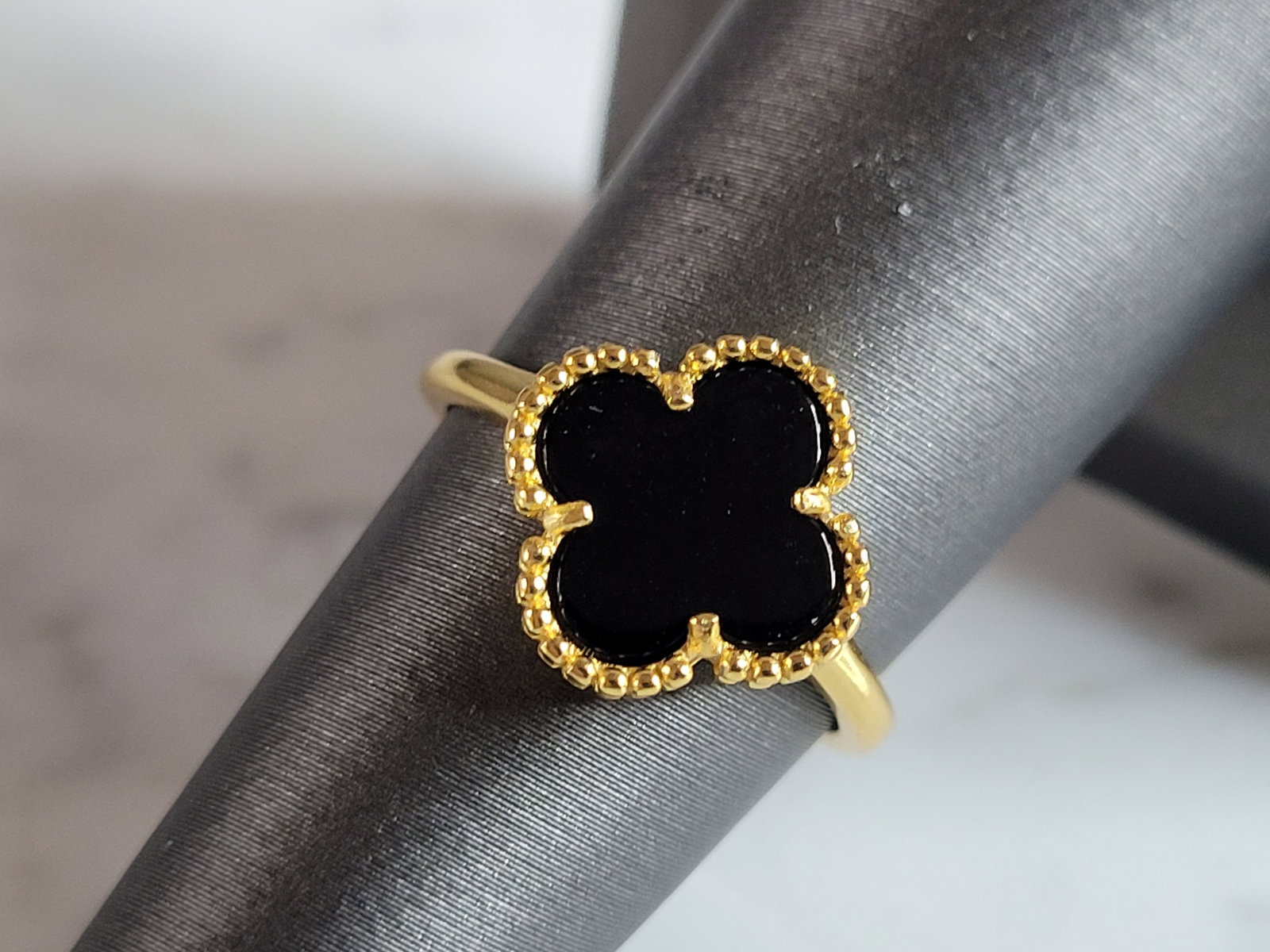 Womens Sterling Silver 4 Leaf Clover Ring: A WOMENS STERLING SILVER 4 LEAF CLOVER RING. THE TOTAL WEIGHT IS 1.9g, AND IS A SIZE 7.0. THE WIDTH OF THE RING IS 1/2". RING DOES ADJUST A LITTLE AS WELL. THIS RING WOULD MAKE A GREAT GIFT FOR SOMEON